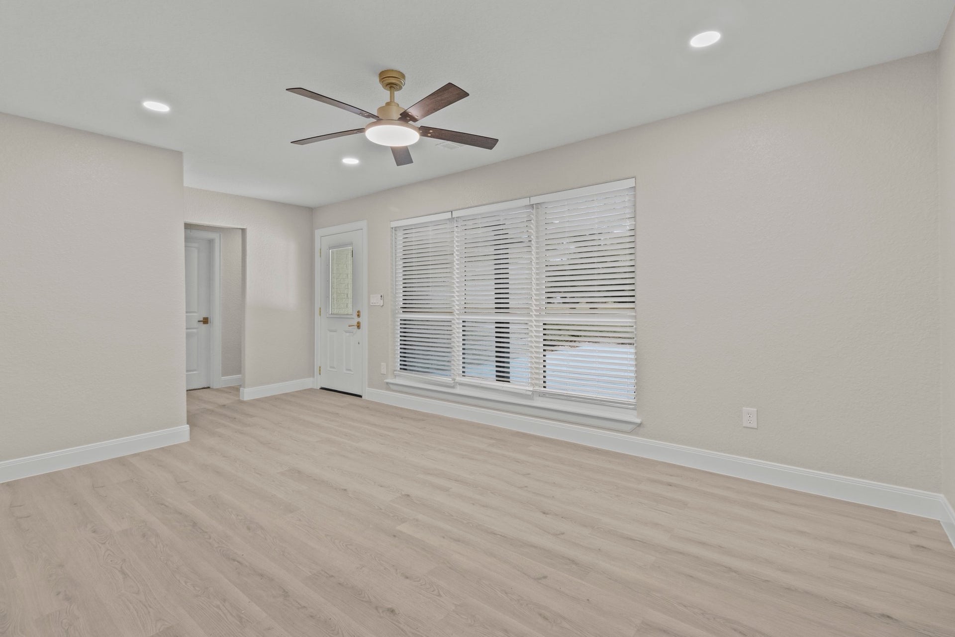 18079 County Road 463, Brazoria, TX 77422 Living Room