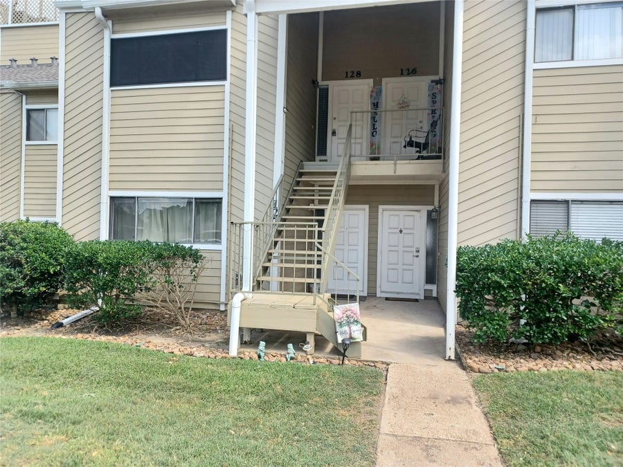 Property photo for 128 April Point Drive S, Conroe, TX