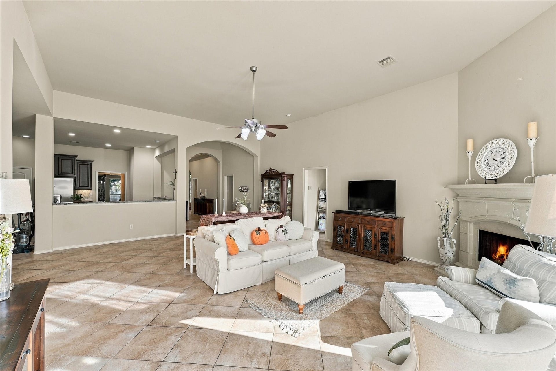 13415 Breakwater Path Loop, Houston, TX 77044 Another view of family room.