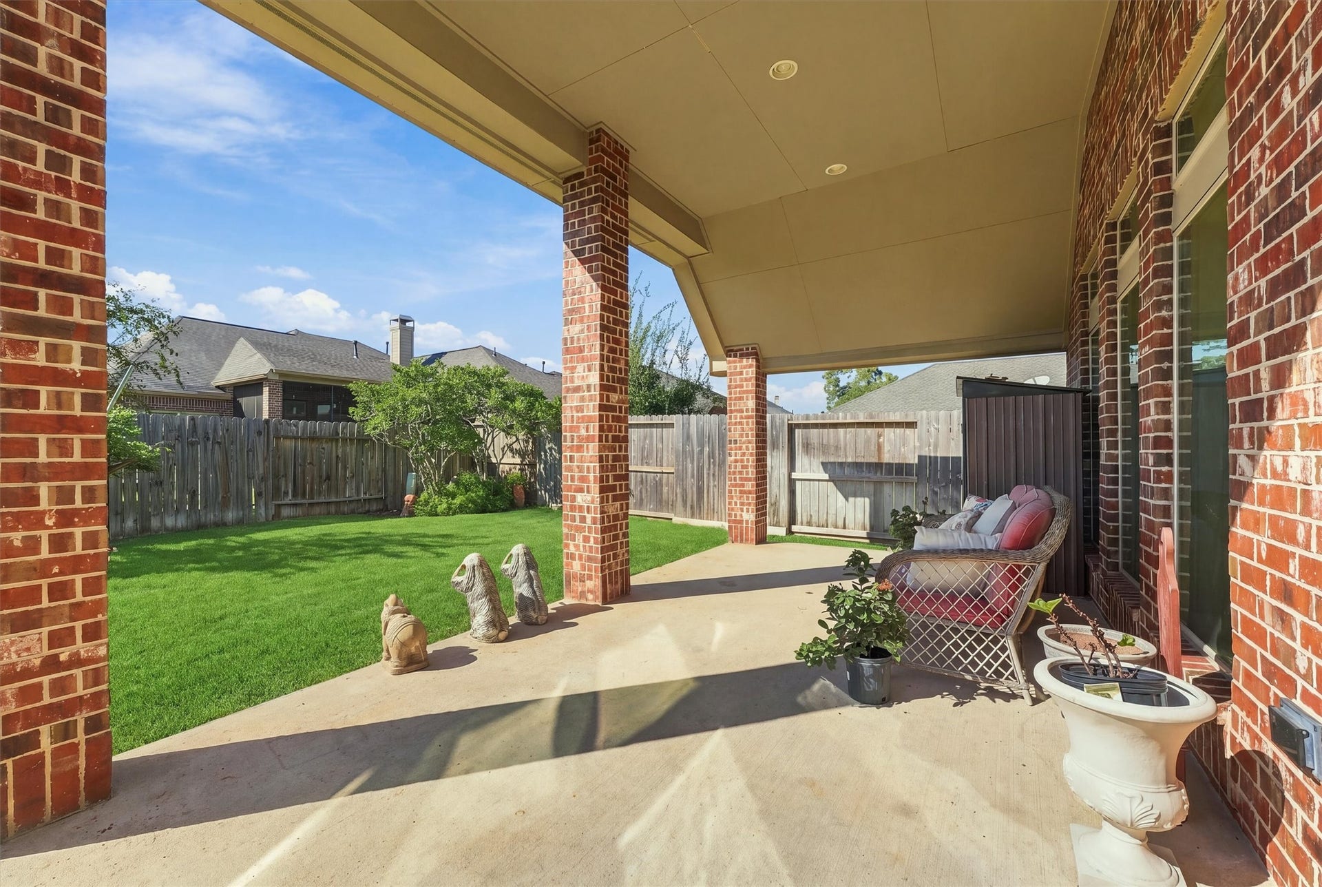 13415 Breakwater Path Loop, Houston, TX 77044 Gorgeous covered patio with high ceiling and brick columns.