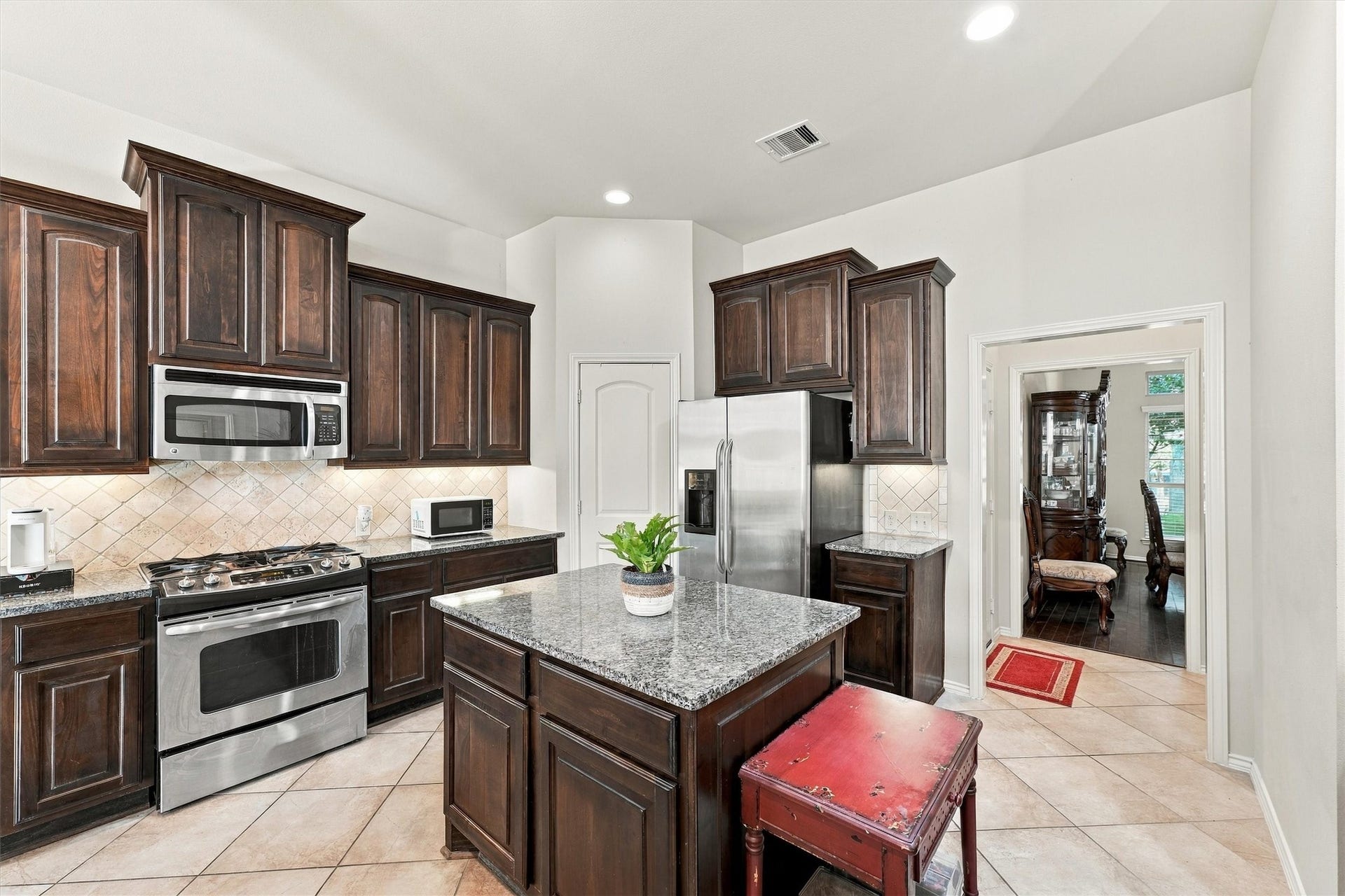 13415 Breakwater Path Loop, Houston, TX 77044 Spacious kitchen with plenty of storage and center island.