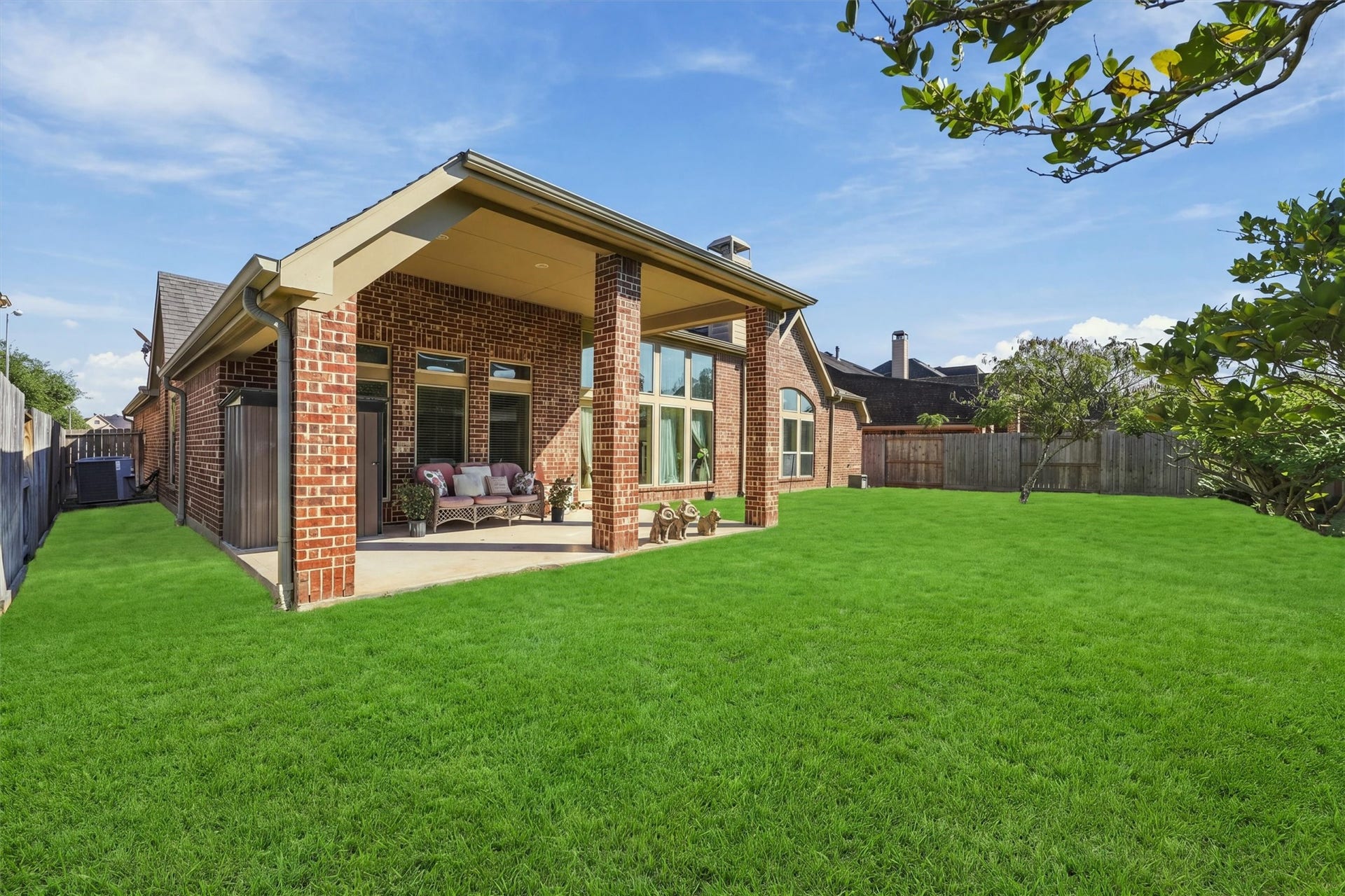 13415 Breakwater Path Loop, Houston, TX 77044 Well kept manicured lawn.
