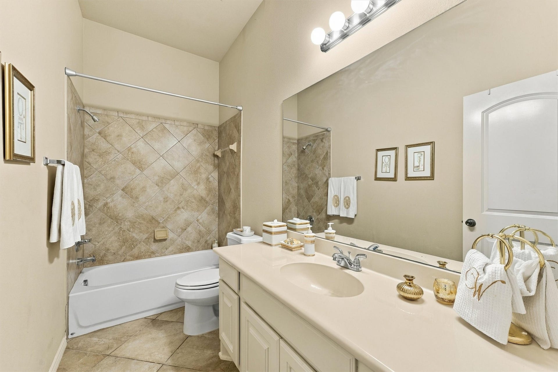 13415 Breakwater Path Loop, Houston, TX 77044 Bath for bedrooms 2 and 3.