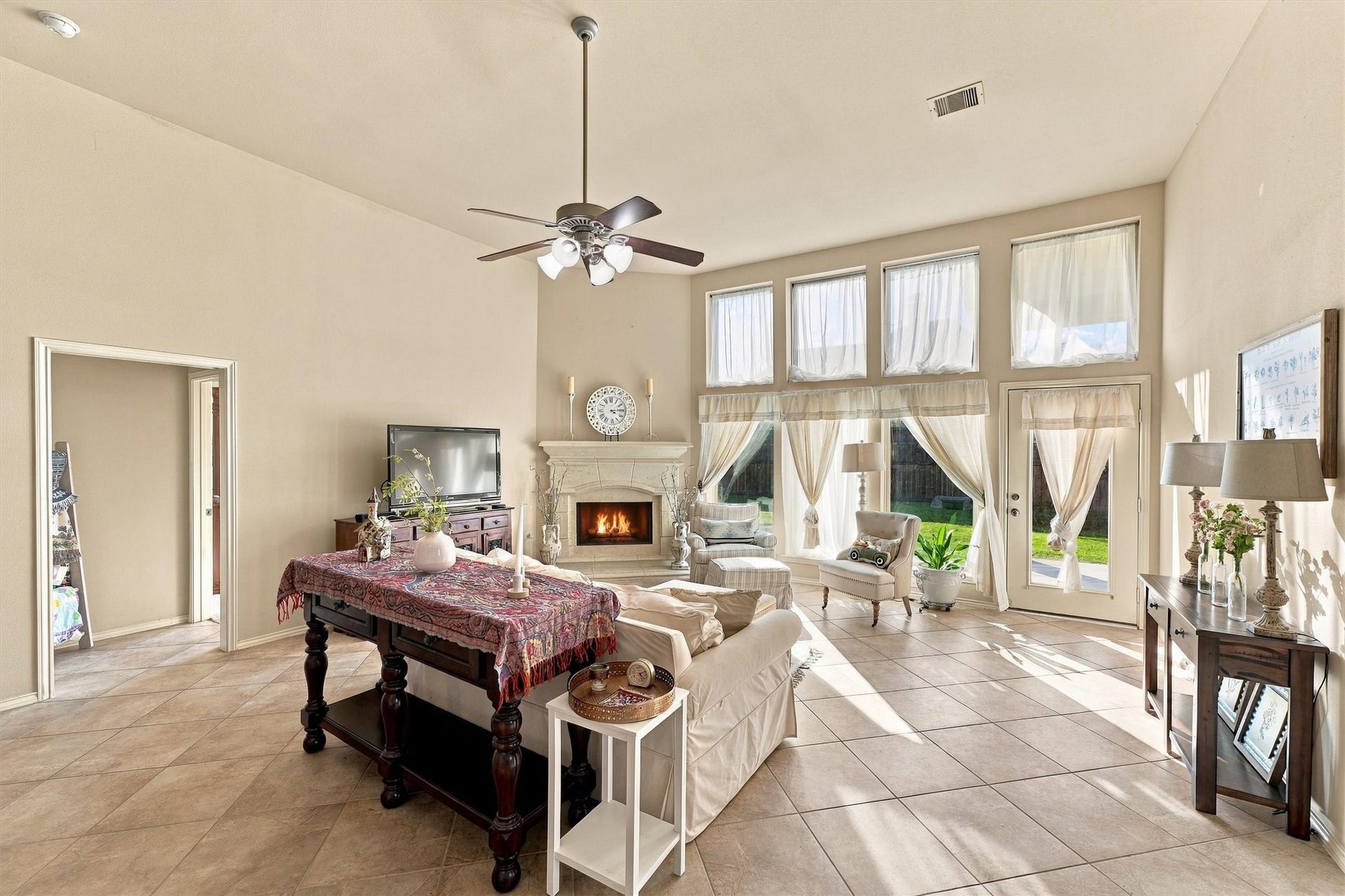 13415 Breakwater Path Loop, Houston, TX 77044 Ample and bright family room overlooking the backyard.