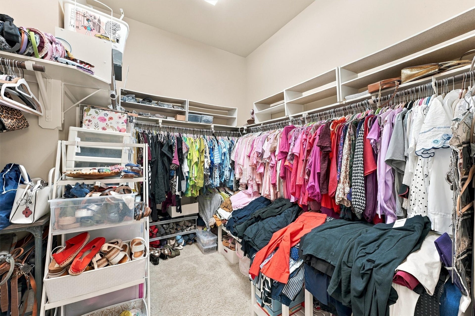 13415 Breakwater Path Loop, Houston, TX 77044 Plenty of room in this spacious walk in closet!