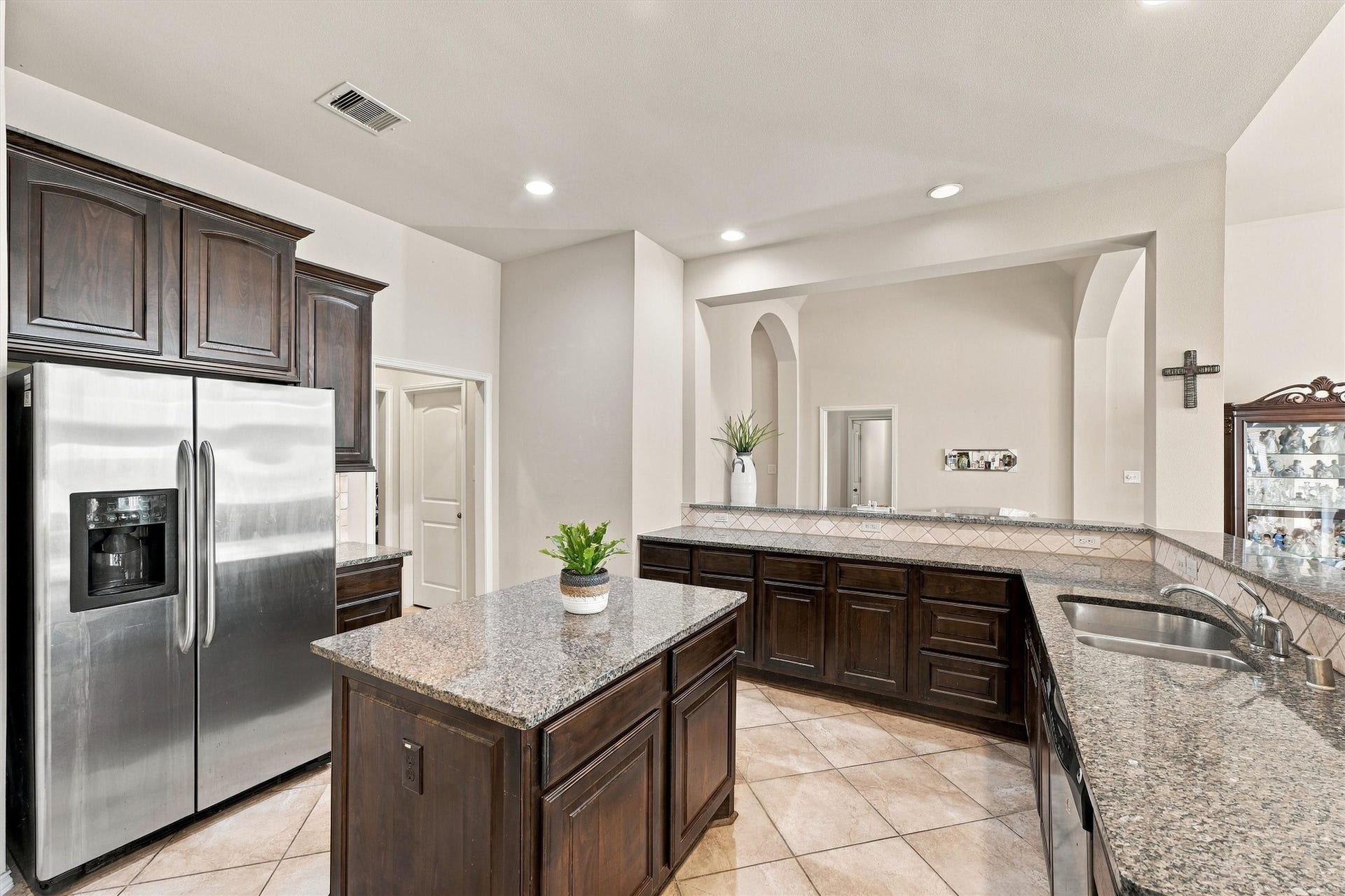 13415 Breakwater Path Loop, Houston, TX 77044 Another view of the kitchen.