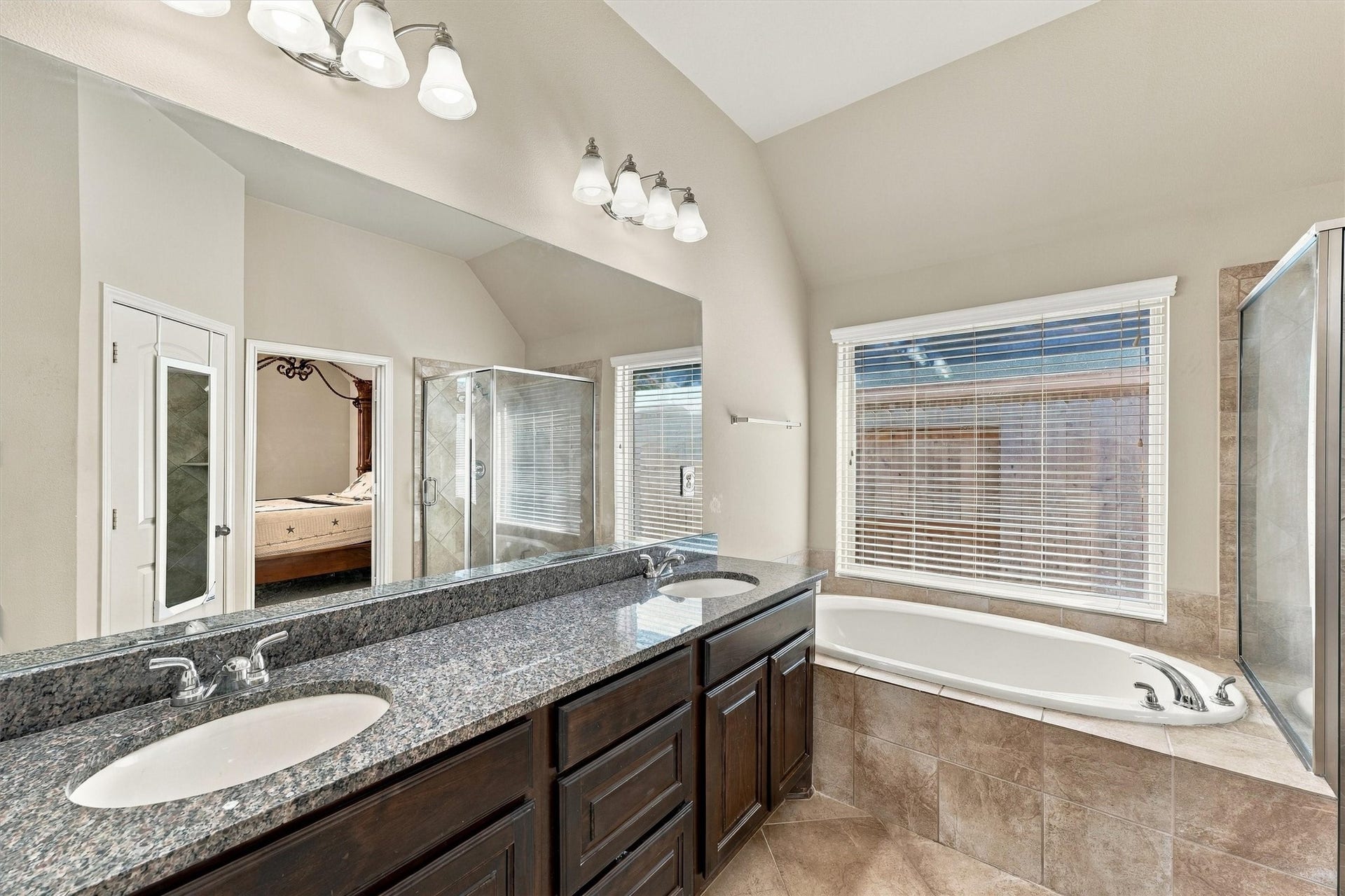 13415 Breakwater Path Loop, Houston, TX 77044 Primary bathroom suite with double sinks.