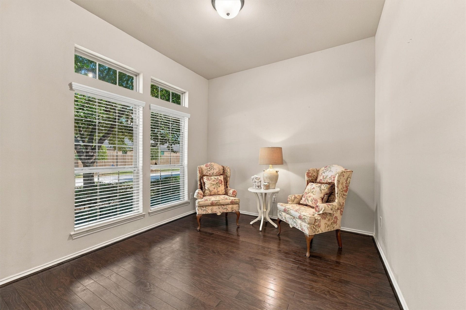 13415 Breakwater Path Loop, Houston, TX 77044 Living area in entrance also suitable for a home office, library, whatever you want!