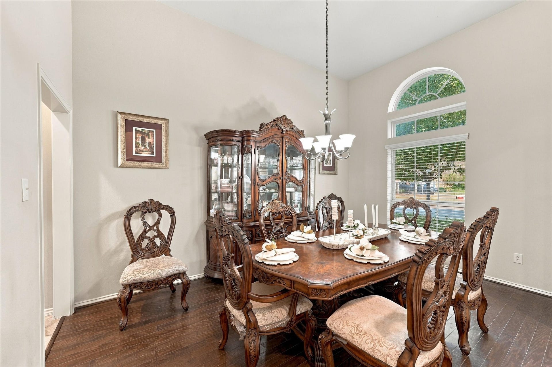 13415 Breakwater Path Loop, Houston, TX 77044 Ample dining area big enough to accommodate a table for up to ten people.