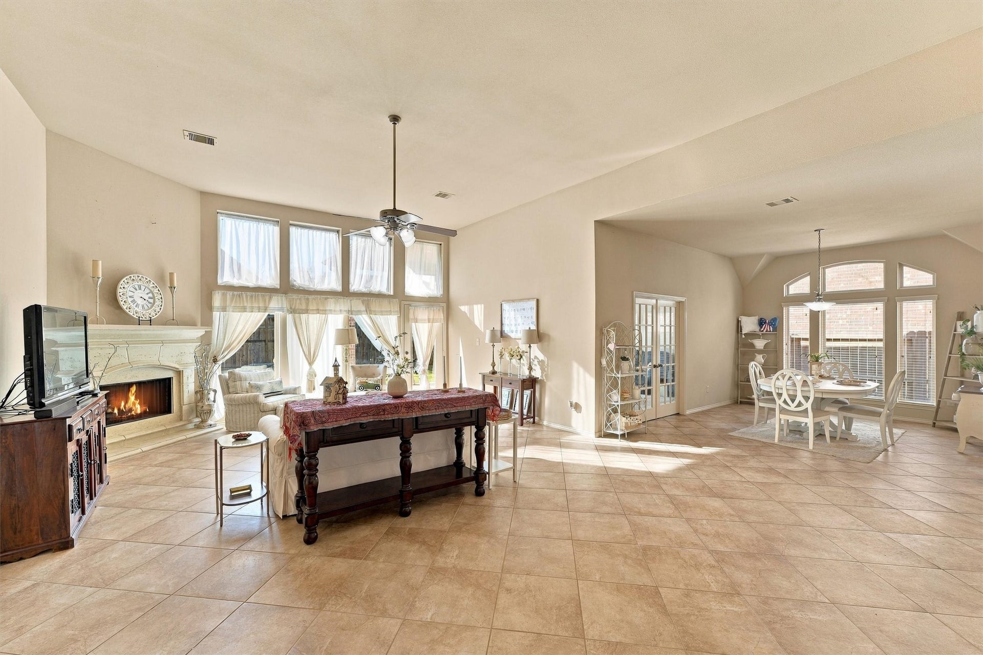 13415 Breakwater Path Loop, Houston, TX 77044 Extensive breakfast area close to the family room.