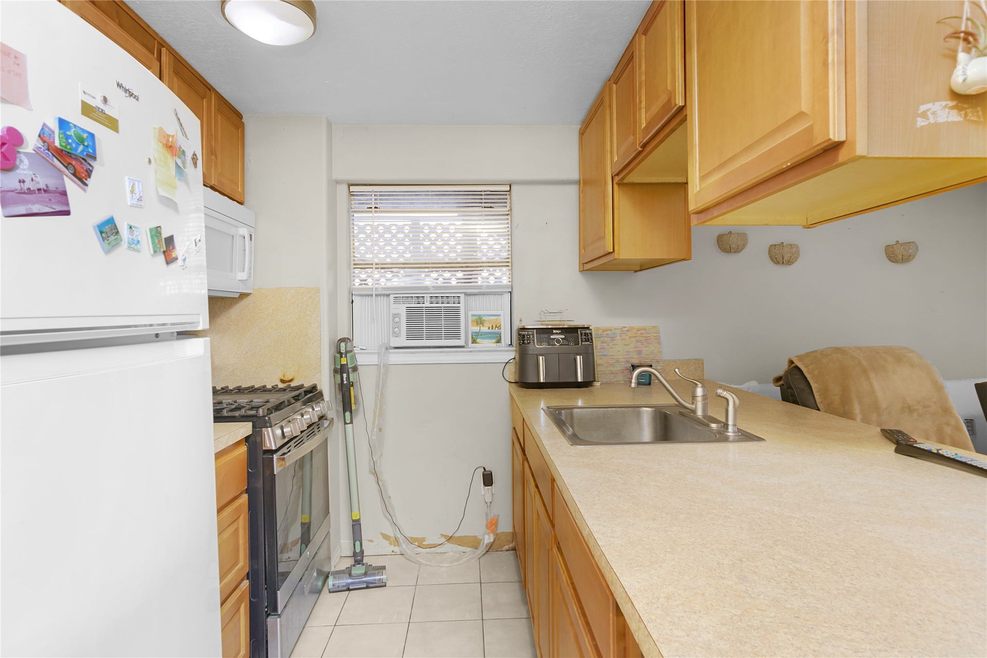 856 Bonita Street, Bayou Vista, TX 77563 Kitchen in quarters on right side.
