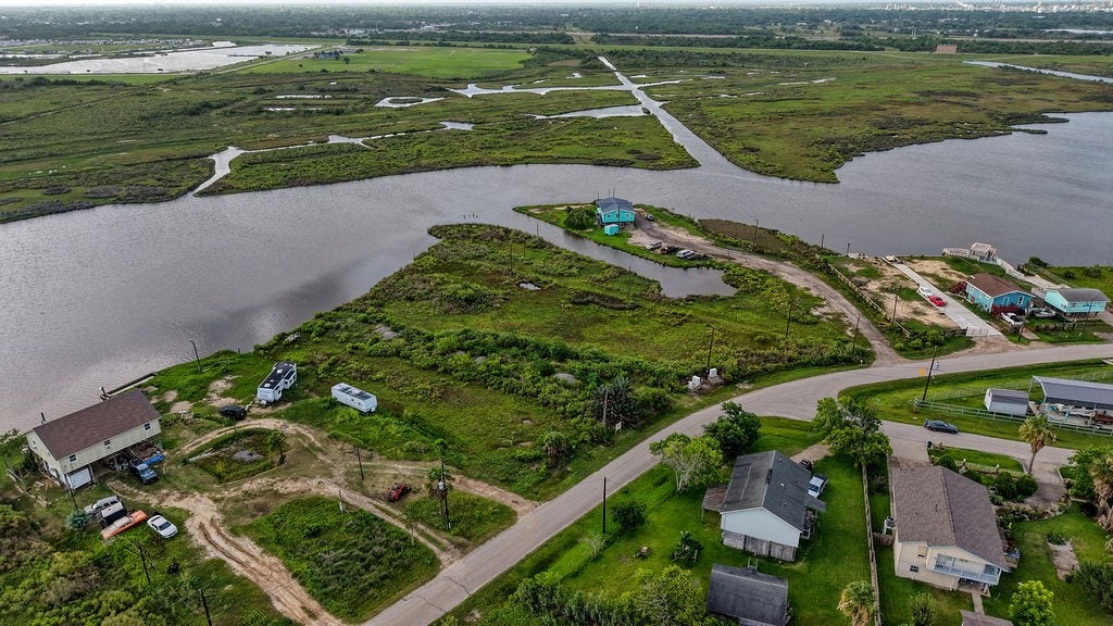 4808 Bayou Lane, Hitchcock, TX 77563 4808 Bayou Lane, Hitchcock, TX 77563