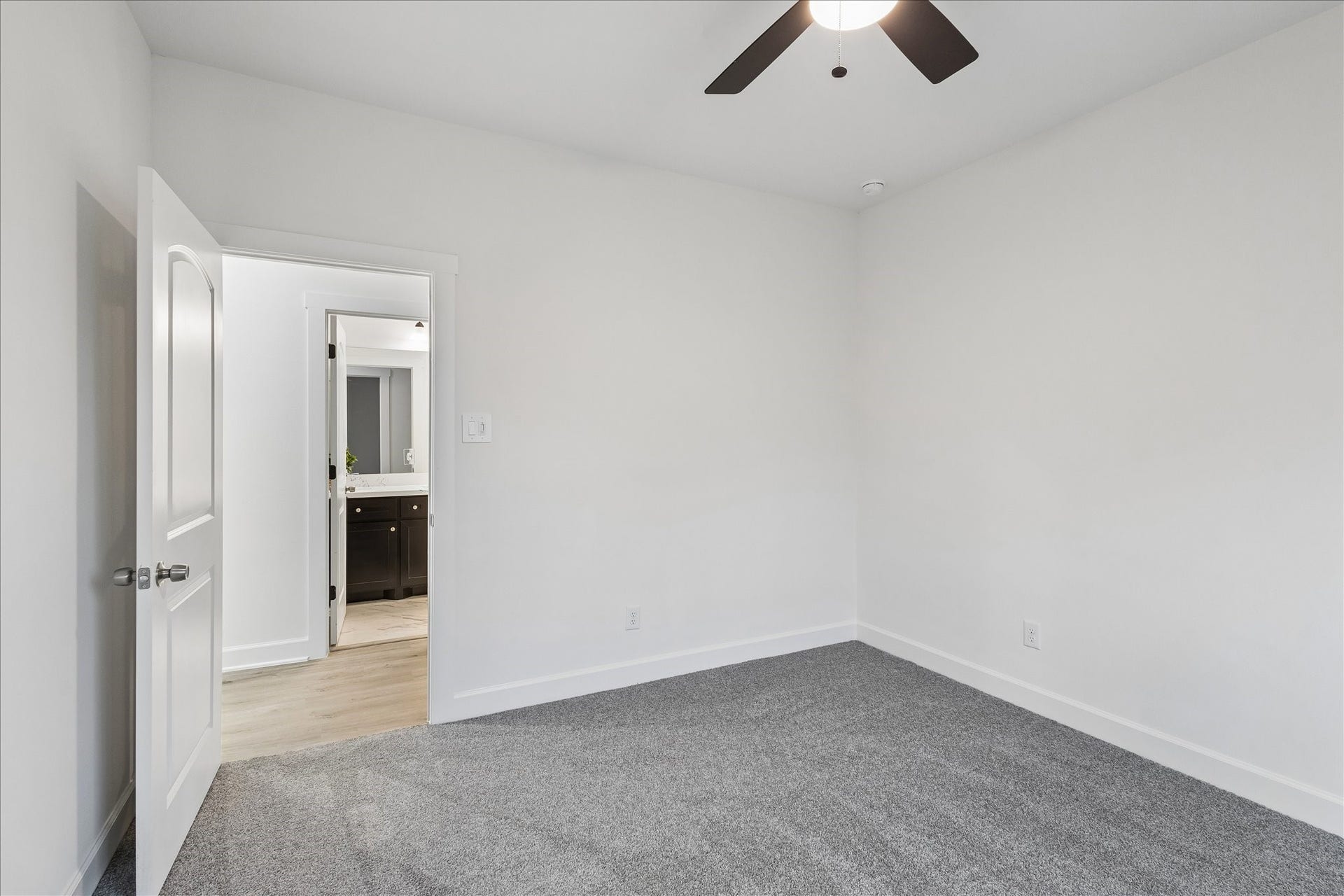 8715 Shotwell Street, #B, Houston, TX 77016 A versatile secondary bedroom, ideal for a home office, fitness room, or guest accommodations.