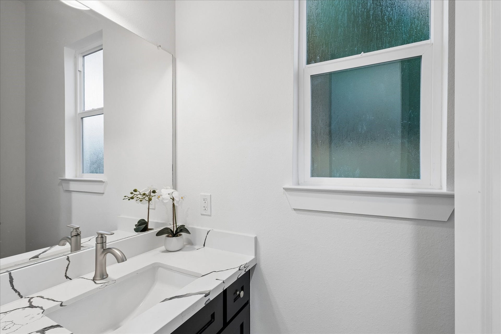 8715 Shotwell Street, #B, Houston, TX 77016 A conveniently located first-floor powder room.