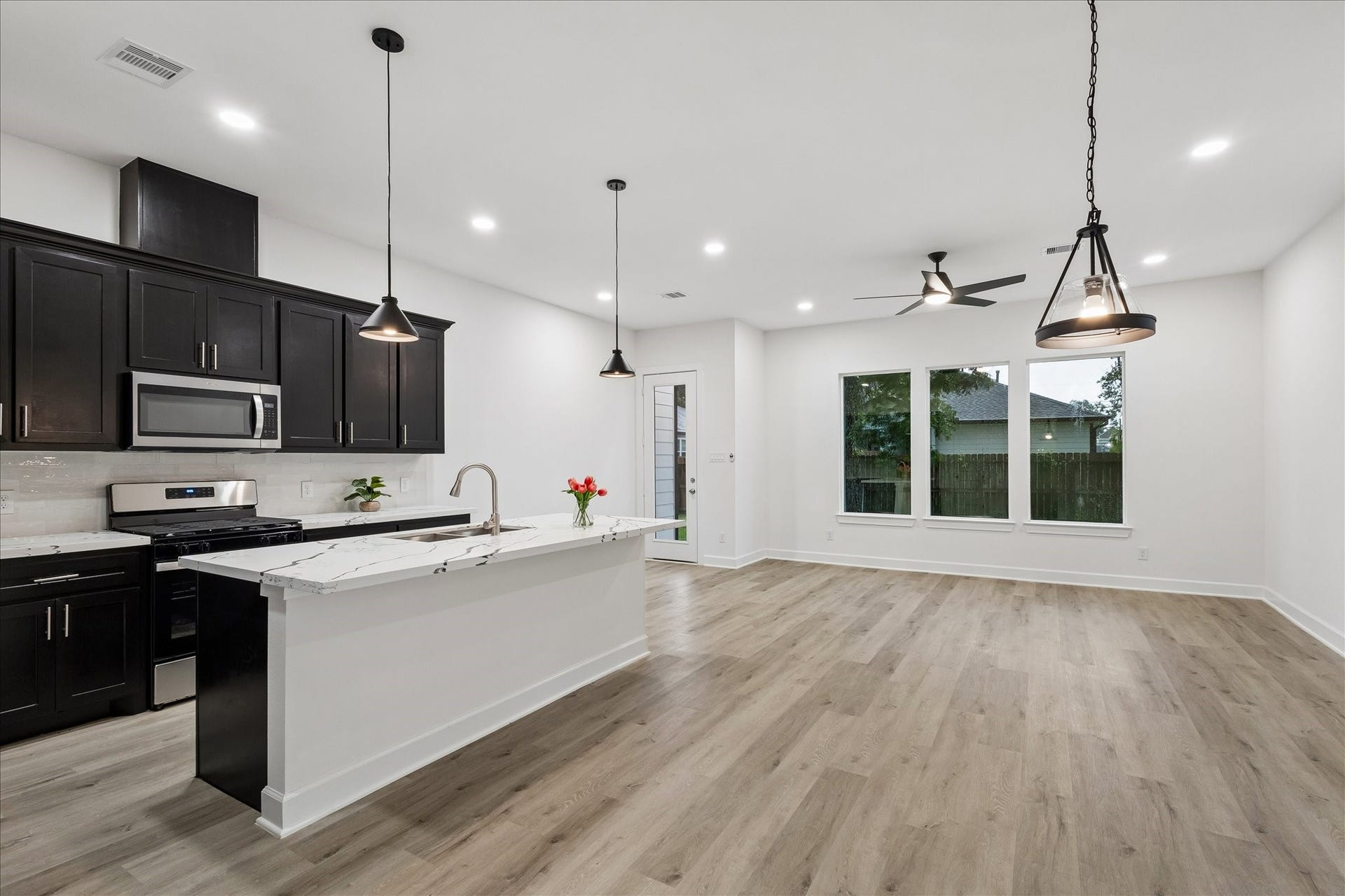 8715 Shotwell Street, #B, Houston, TX 77016 A dedicated dining area conveniently situated just off the kitchen.