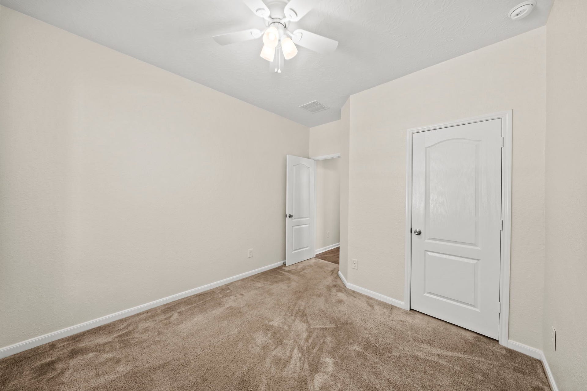 8908 Bear Mountain Court, Magnolia, TX 77354 Secondary bedroom featuring neutral carpet, a ceiling fan, and a spacious closet.