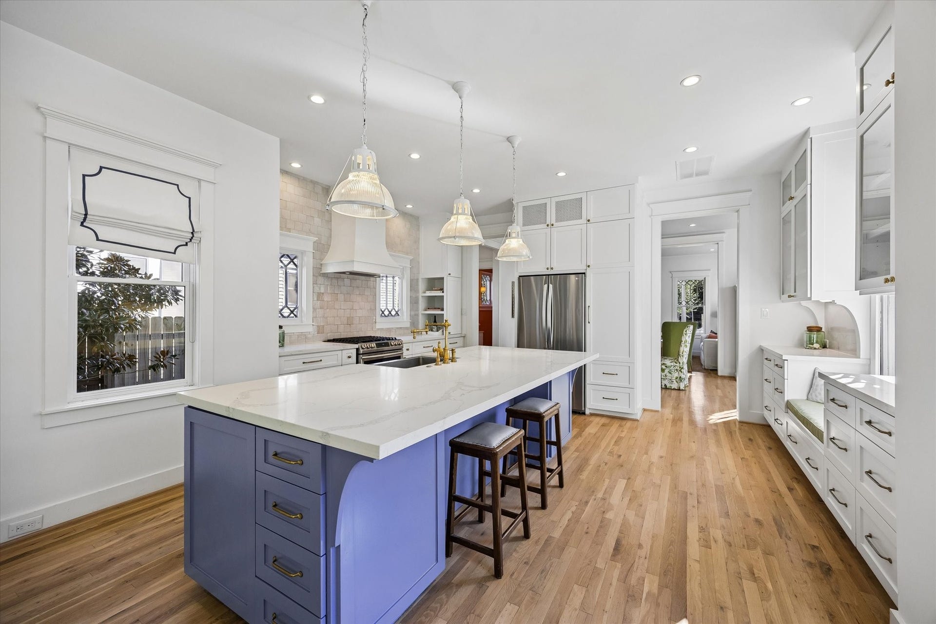 1509 Allston Street, Houston, TX 77008 CHEF'S KITCHEN WITH QUARTZ COUNTERS AND STAINLESS STEEL APPLIANCES