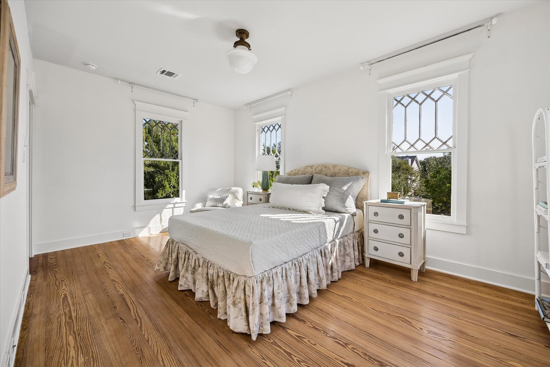 1509 Allston Street, Houston, TX 77008 SERENE PRIMARY BEDROOM WITH RECLAIMED HARDWOOD FLOORS AND VIEWS OF THE FRONTYARD.