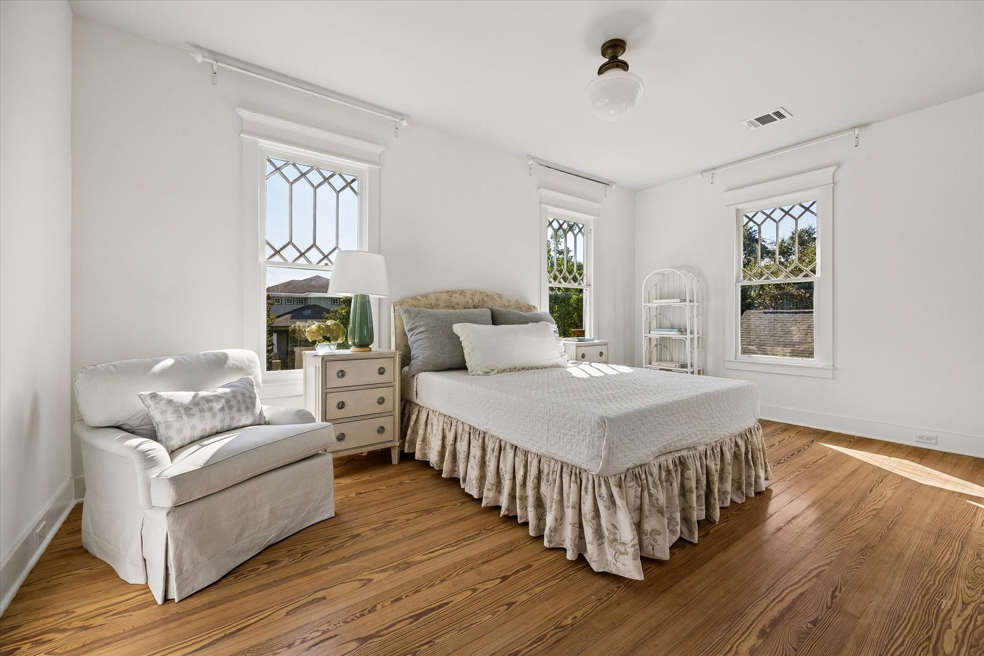 1509 Allston Street, Houston, TX 77008 PRIMARY BEDROOM FEATURES 3 WALLS OF WINDOWS FOR PLENTY OF NATURAL LIGHT.