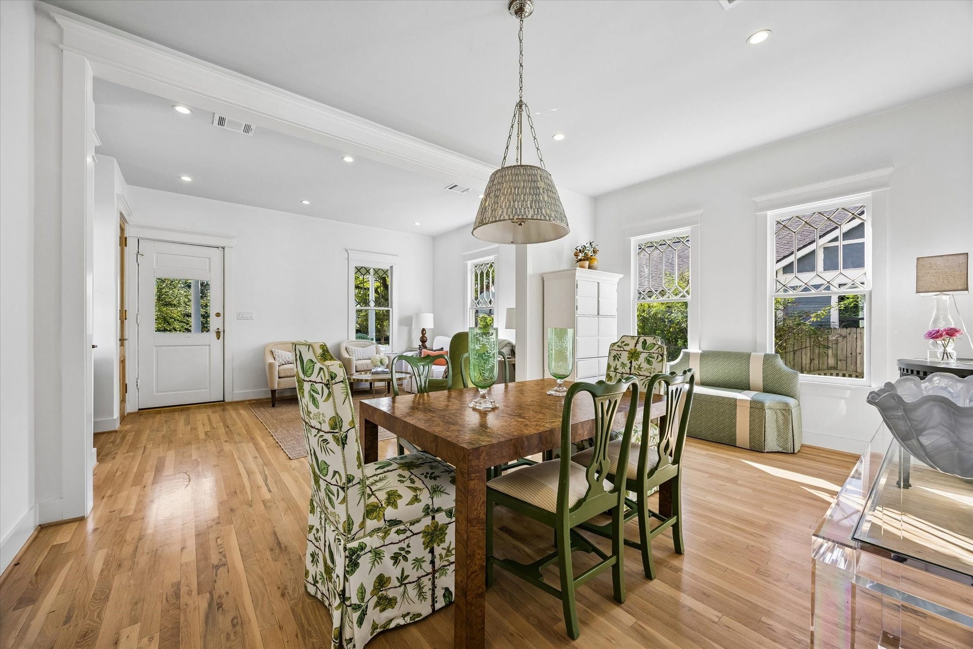 1509 Allston Street, Houston, TX 77008 SEAMLESS ENTERTAINING WITH DINING ROOM OPEN TO LIVING ROOM