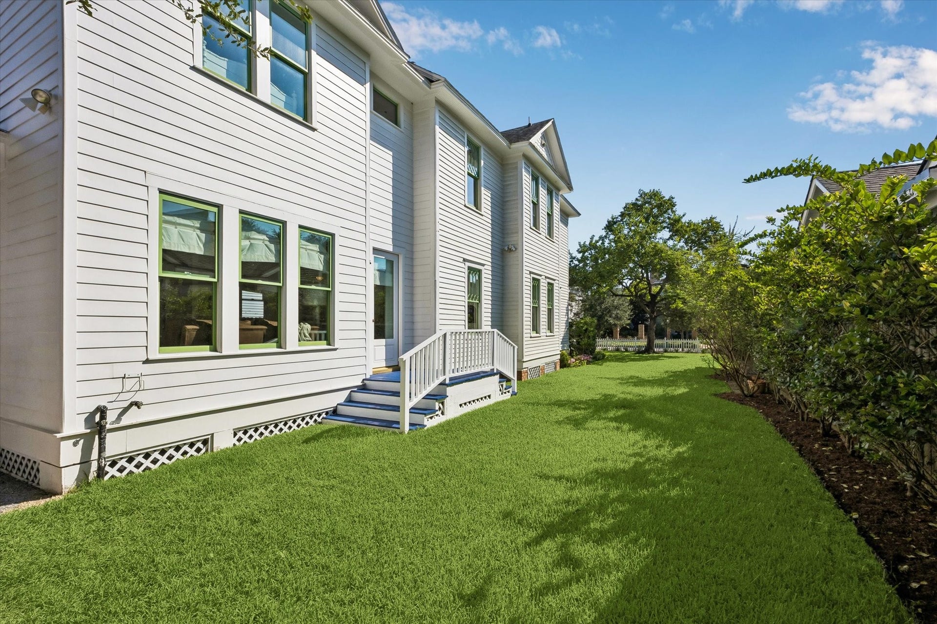 1509 Allston Street, Houston, TX 77008 EXPANSIVE LAWN WITH MATURE LANDSCAPING
