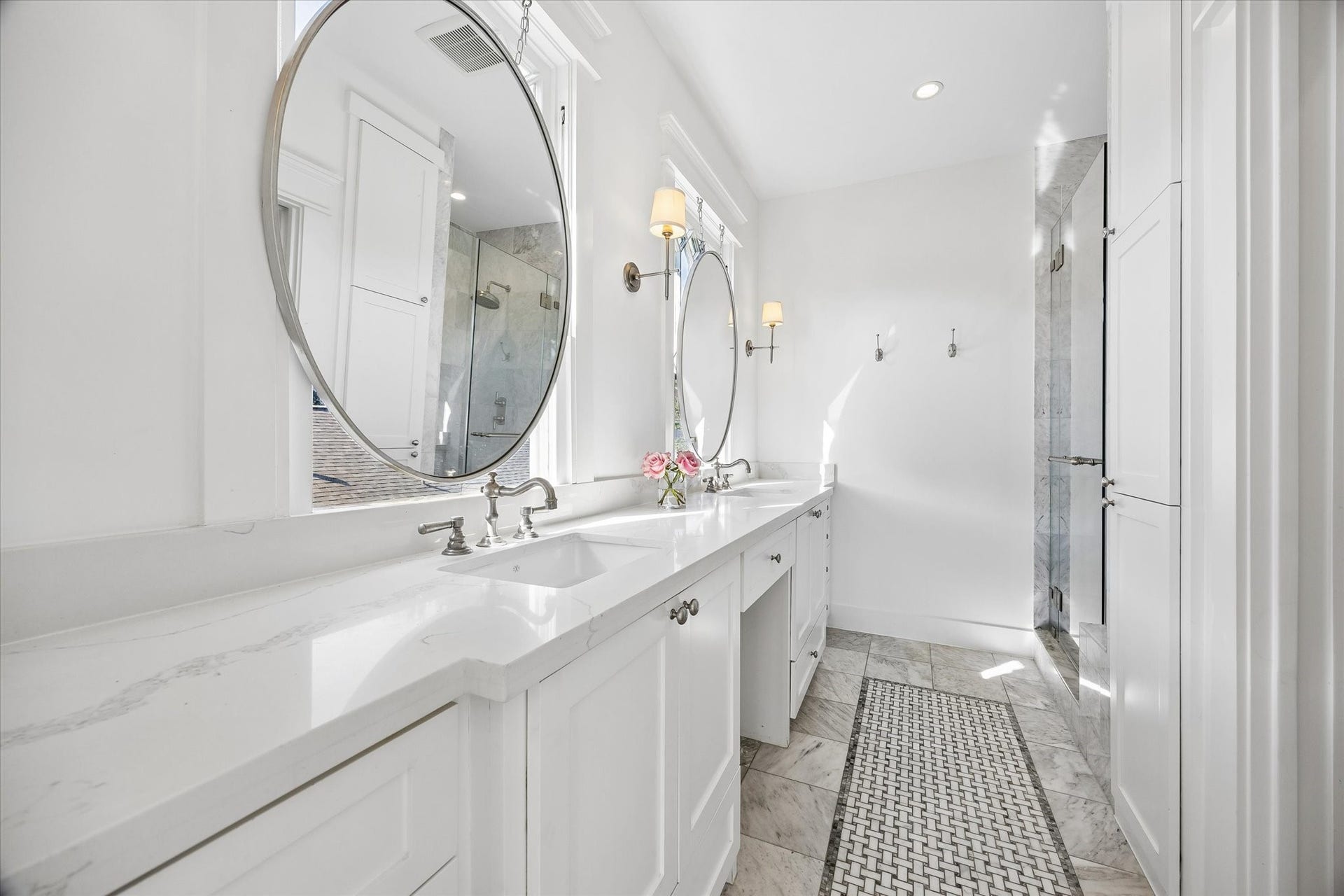 1509 Allston Street, Houston, TX 77008 PRIMARY BATHROOM UPDATED WITH MARBLE AND QUARTZ FINISHES, DUAL VANITIES AND A SPACIOUS WALK IN SHOWER