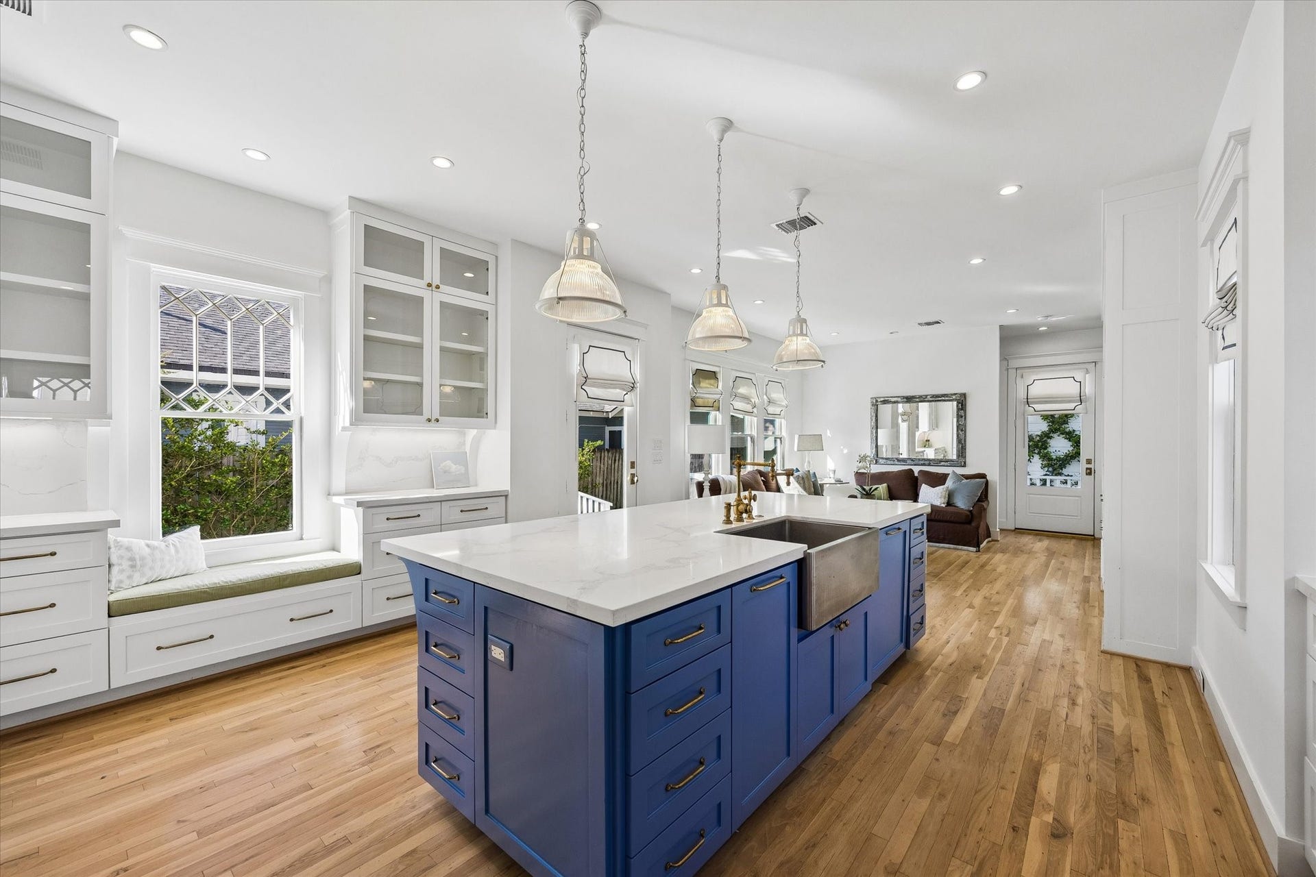 1509 Allston Street, Houston, TX 77008 GLEAMING KITCHEN WITH APRON SINK AND BRASS HARDWARE IS OPEN TO THE INFORMAL LIVING ROOM.