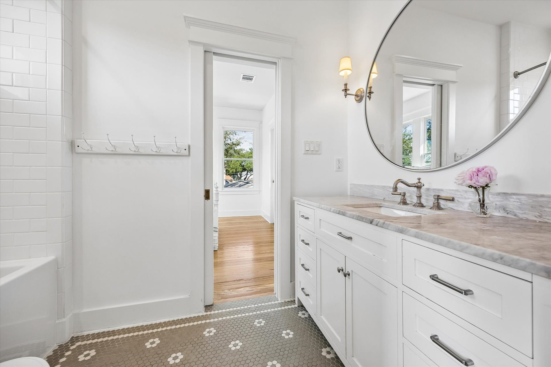 1509 Allston Street, Houston, TX 77008 UPDATED SECONDARY BATHROOM WITH TUB/SHOWER COMBO AND MARBLE COUNTERTOP