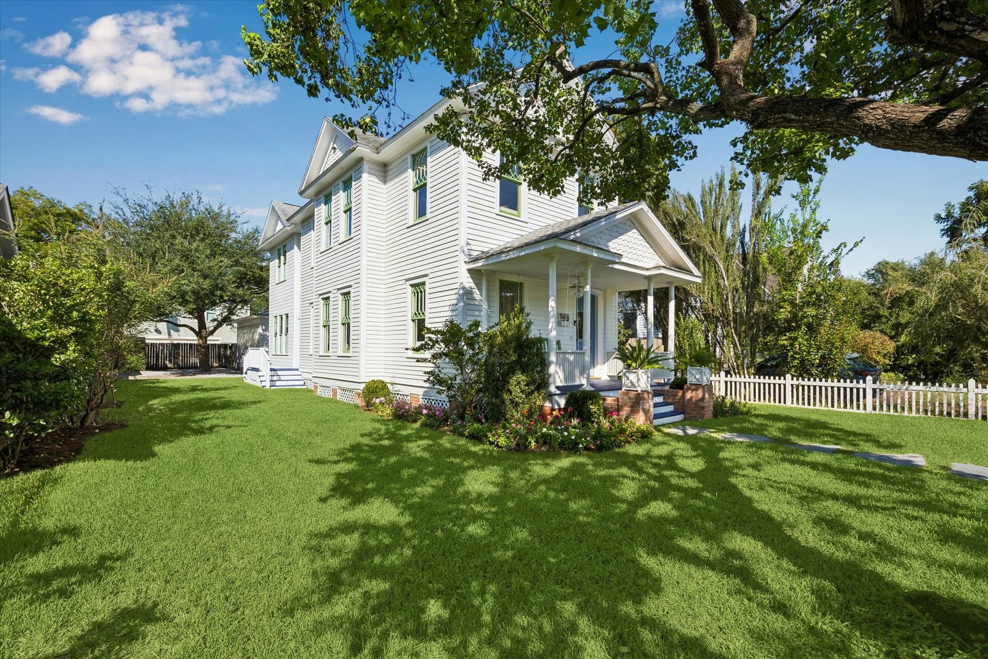 1509 Allston Street, Houston, TX 77008 CHARMING HOME FRAMED BY MATURE TREES AND LANDSCAPING