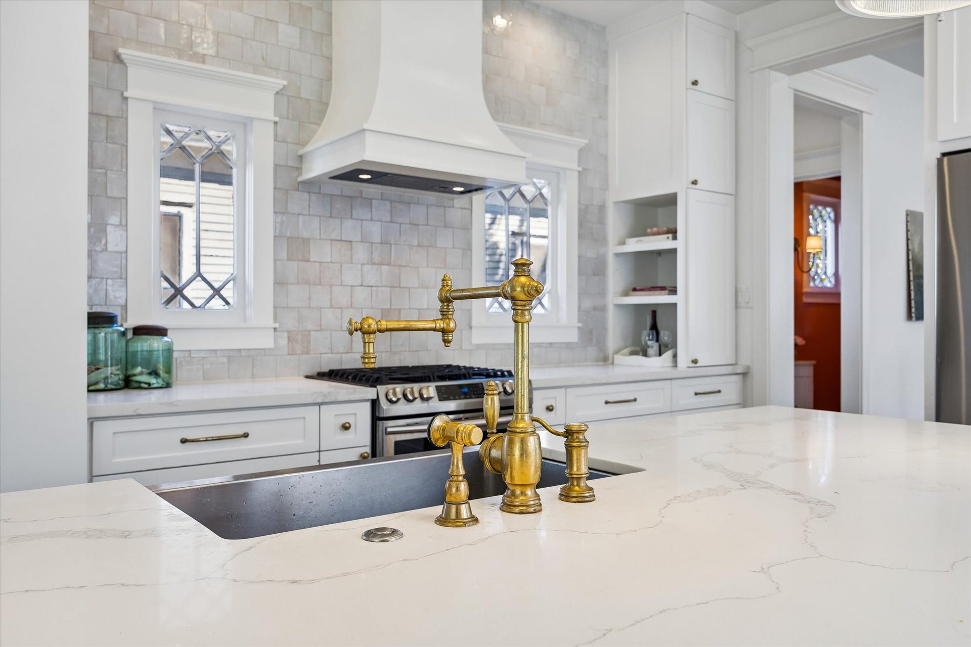 1509 Allston Street, Houston, TX 77008 COUNTER TO CEILING HANDMADE CERAMIC TILE BACKSPLASH