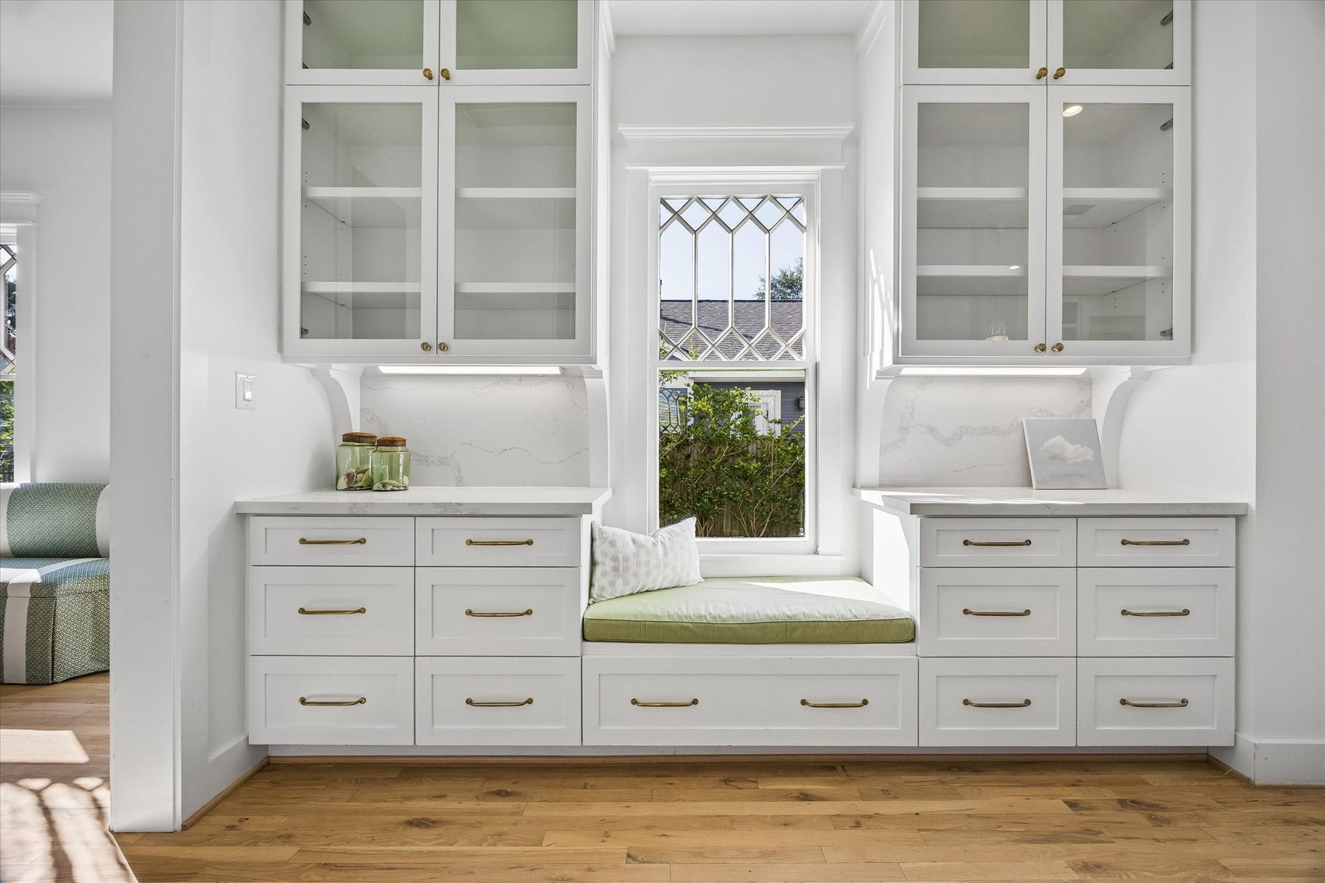 1509 Allston Street, Houston, TX 77008 PICTURESQUE WINDOW SEAT IN THE KITCHEN, SURROUNDED BY GLASS FRONT CABINETRY AND AMPLE STORAGE SPACE BENEATH THE QUARTZ COUNTERTOPS.