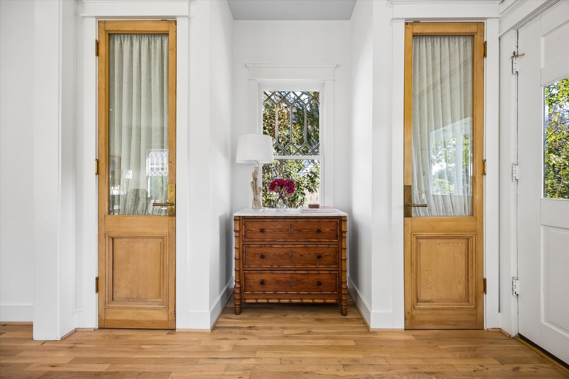 1509 Allston Street, Houston, TX 77008 WELCOMING ENTRY WITH ADDITIONAL STORAGE