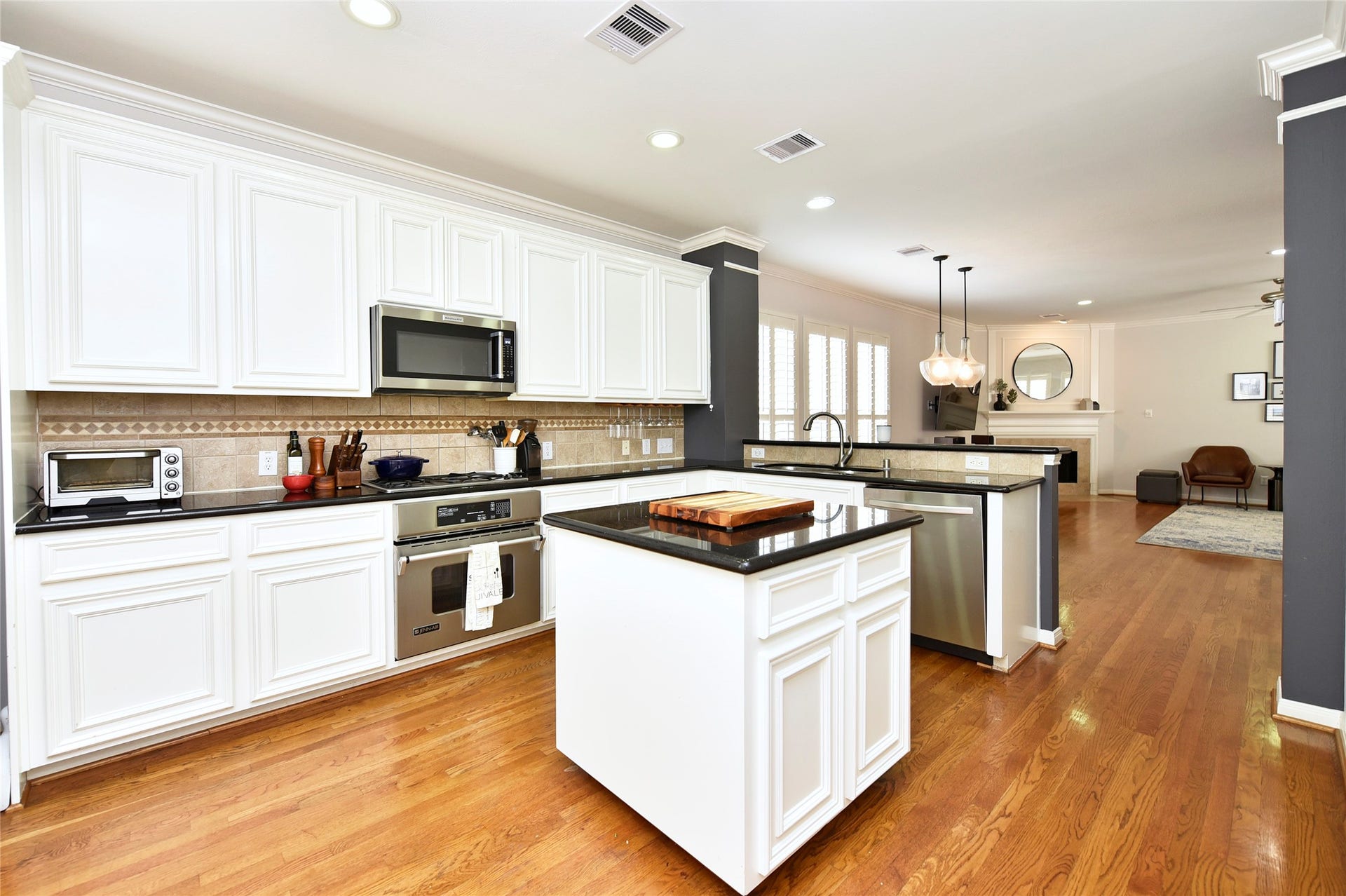 2645 Helena Street, Houston, TX 77006 2645 Helena Street, Houston, TX 77006