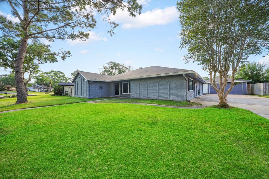 Property photo for 304 Old Bayou Drive, Dickinson, TX