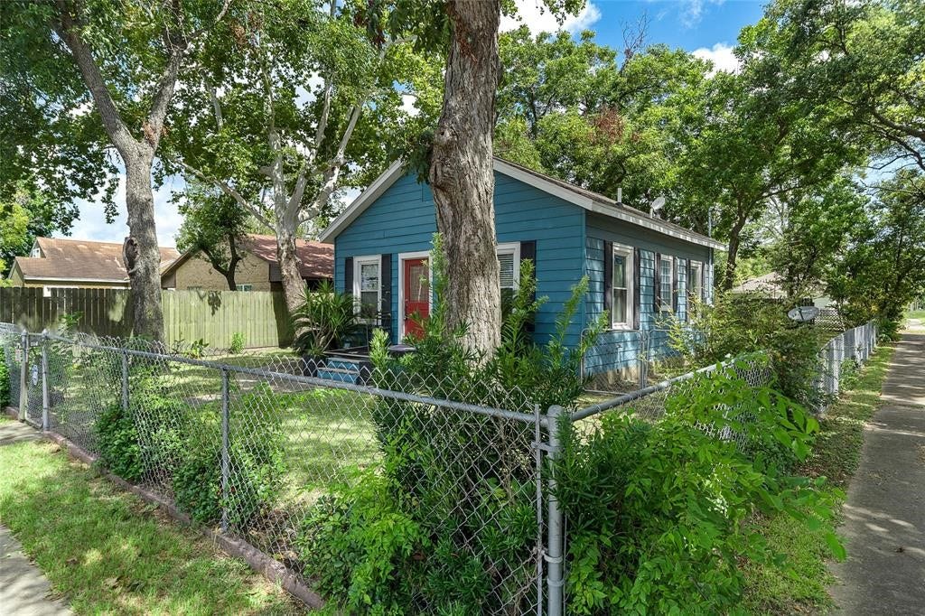 502 6th Avenue N, Texas City, TX 77590 Fully fenced on a corner lot, this home is a doggies delight.