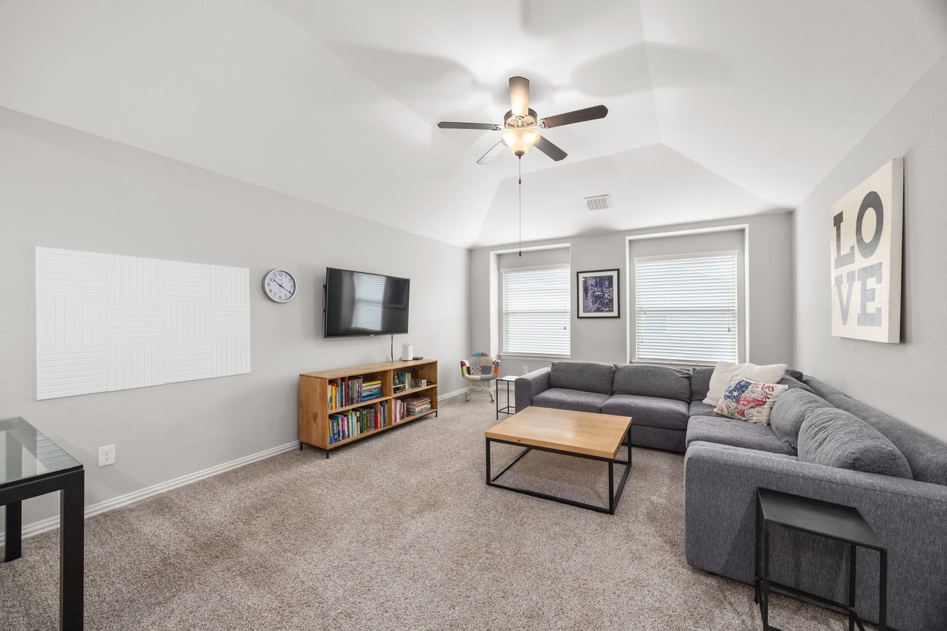 Large gameroom upstairs.