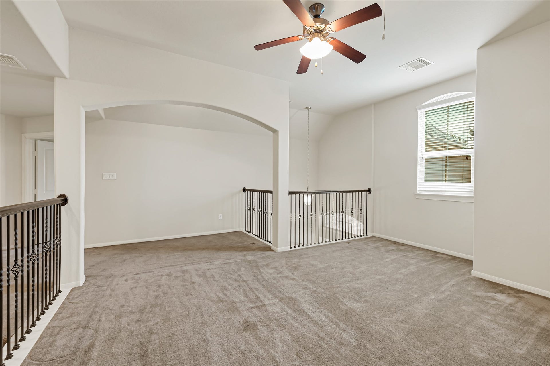 736 Somerset Landing Lane, League City, TX 77573 Large flexible living area with a ceiling fan, neutral carpet, and plenty of room for entertainment.