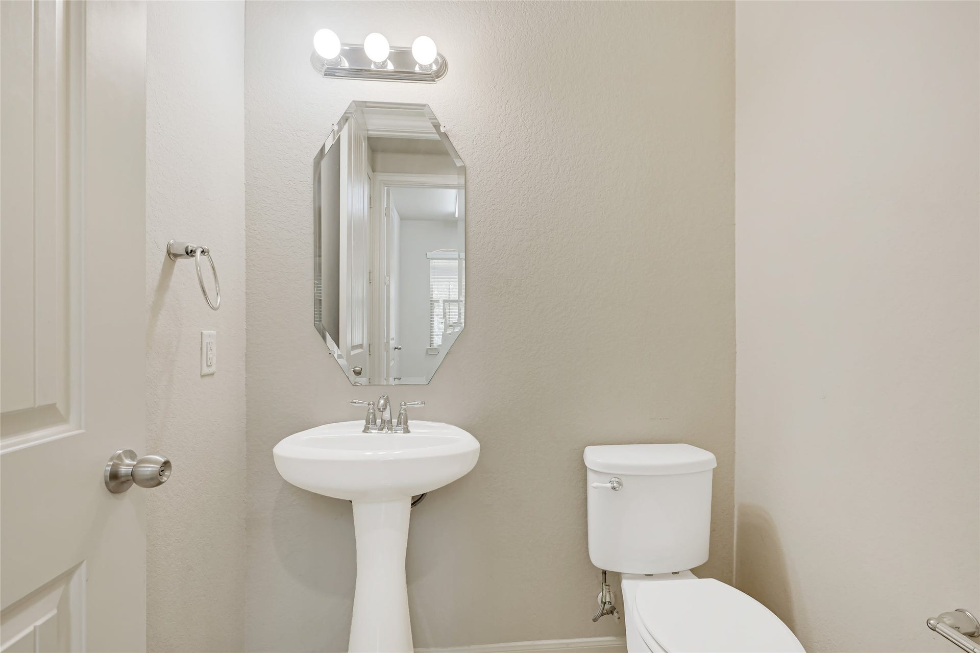 736 Somerset Landing Lane, League City, TX 77573 Convenient powder room with a pedestal sink, neutral finishes, and recessed lighting