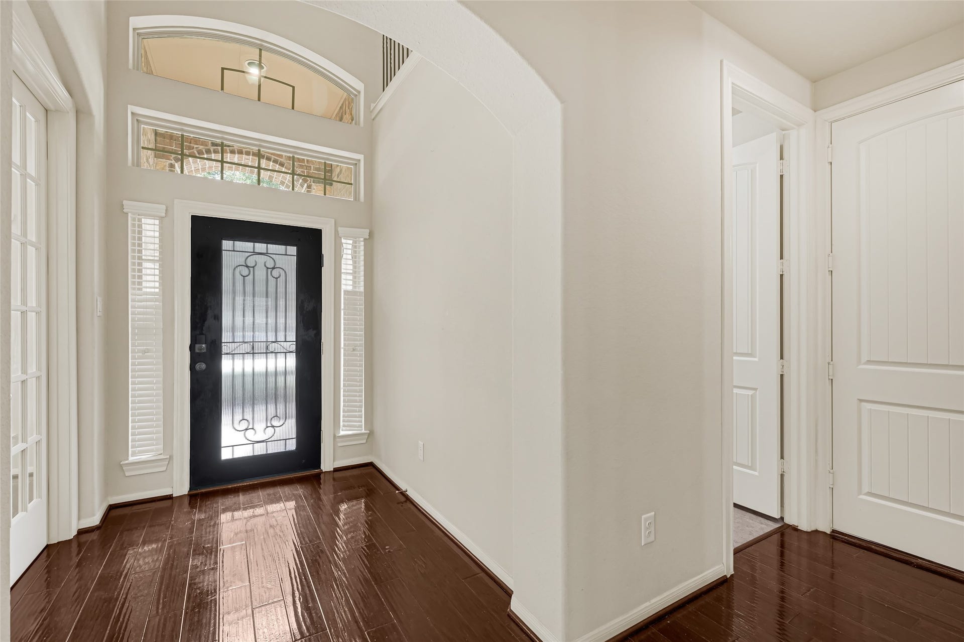 736 Somerset Landing Lane, League City, TX 77573 Light-filled entryway with hardwood flooring, neutral walls, and convenient access to adjoining rooms.
