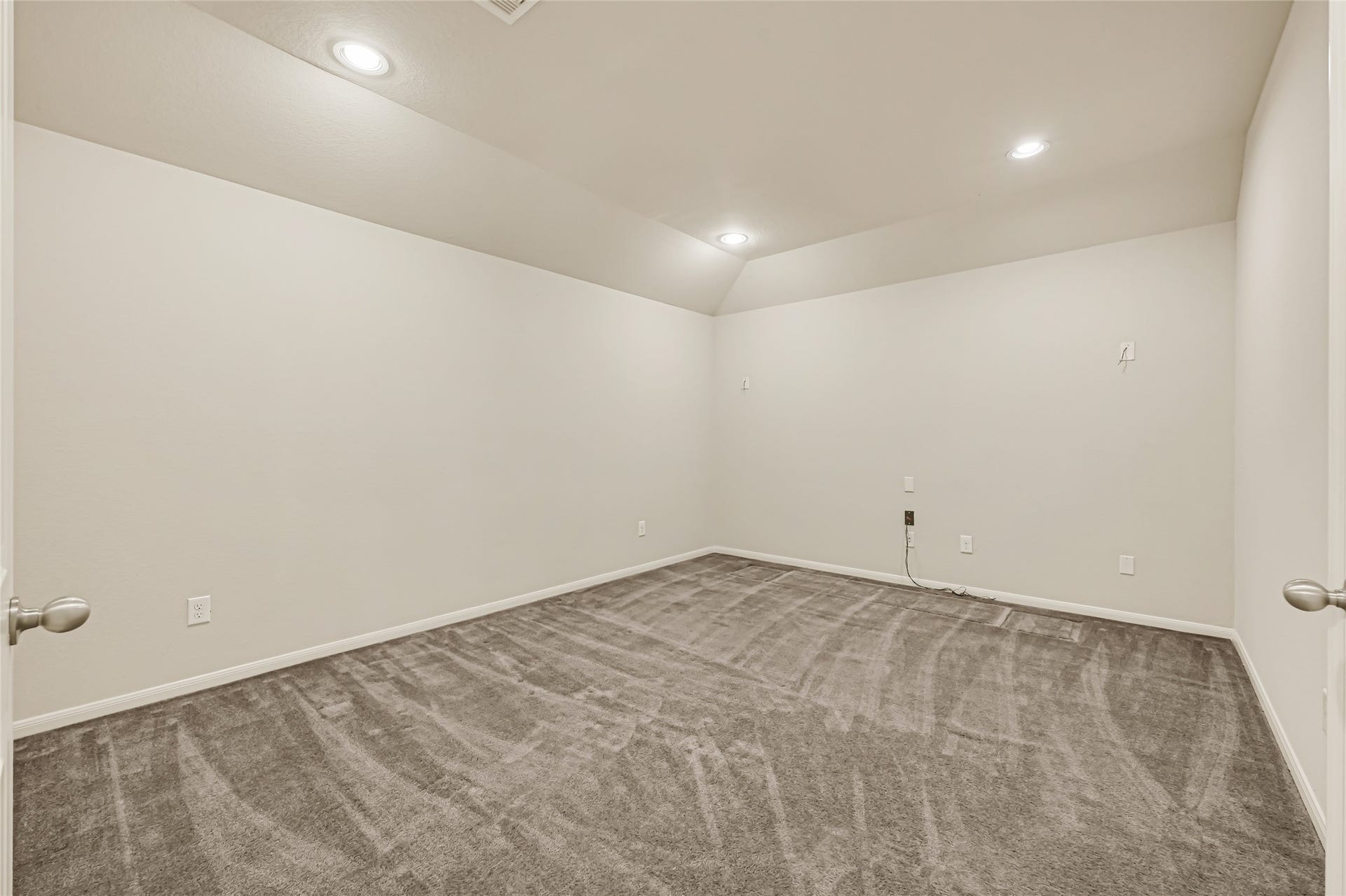736 Somerset Landing Lane, League City, TX 77573 Generously sized bedroom with neutral finishes, soft carpet, and recessed lighting.