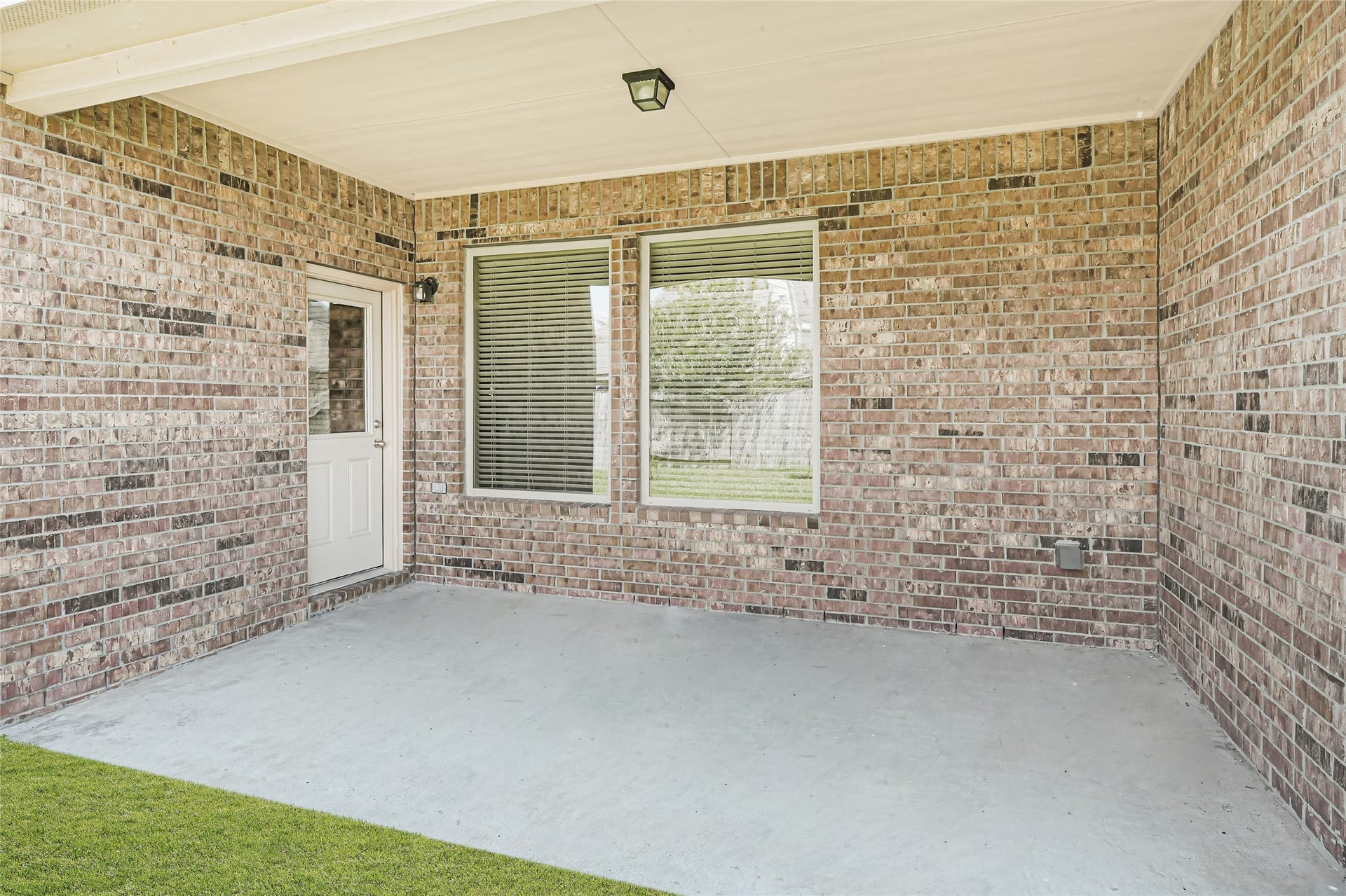 736 Somerset Landing Lane, League City, TX 77573 Spacious backyard with a full view of the homes brick exterior and multiple windows