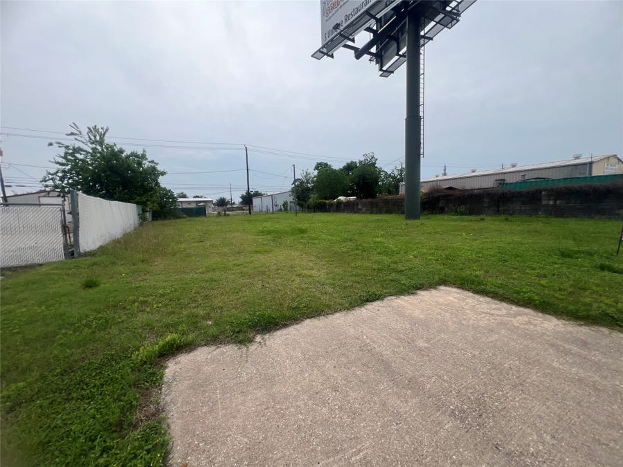 Property photo for 406 Highway 146 N, La Porte, TX