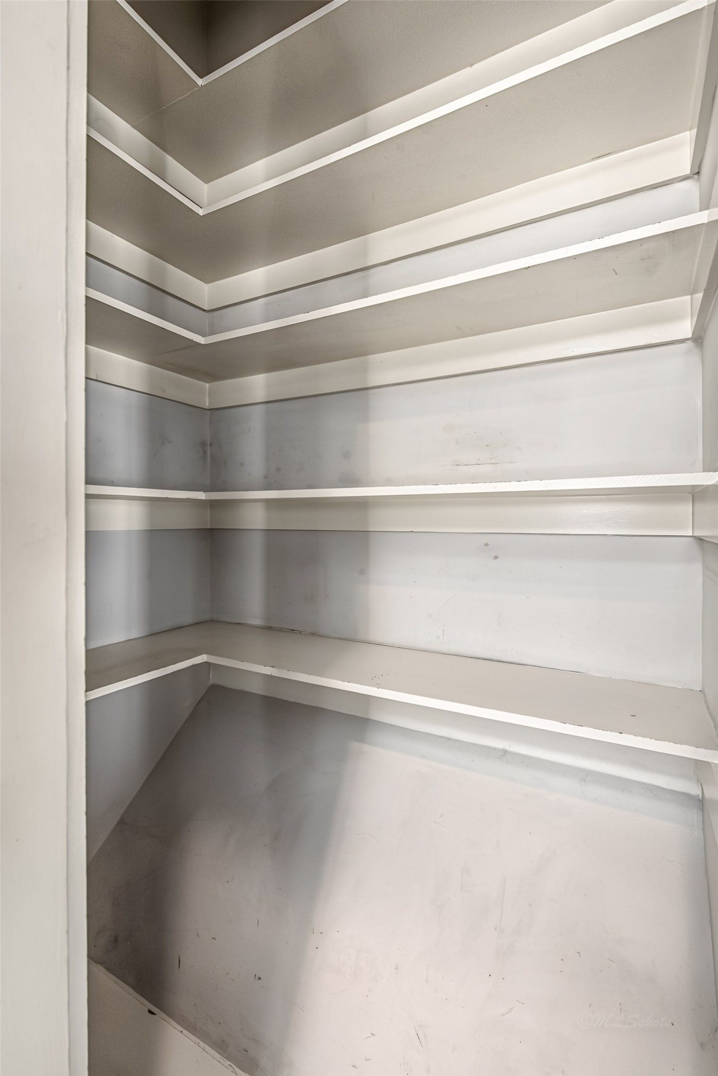 1555 Birdsall Street, #A, Houston, TX 77007 The kitchen is complemented by a walk-in pantry with wrap-around L-shaped shelving, offering abundant storage space for all your culinary tools, dry goods, and entertaining essentials.