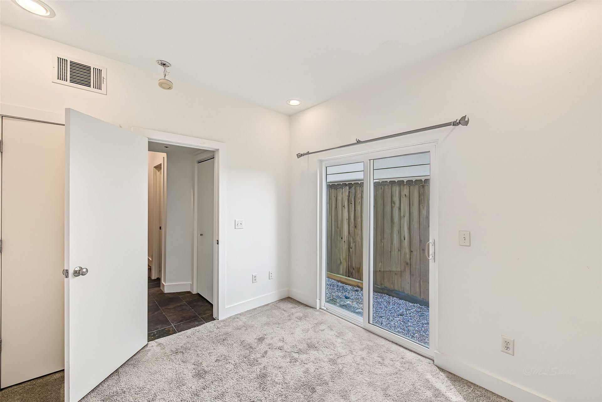 1555 Birdsall Street, #A, Houston, TX 77007 Complete with plush carpeting, recessed lighting, and direct hall access, it serves effortlessly as a private guest room, executive office, or secondary bedroom suite.