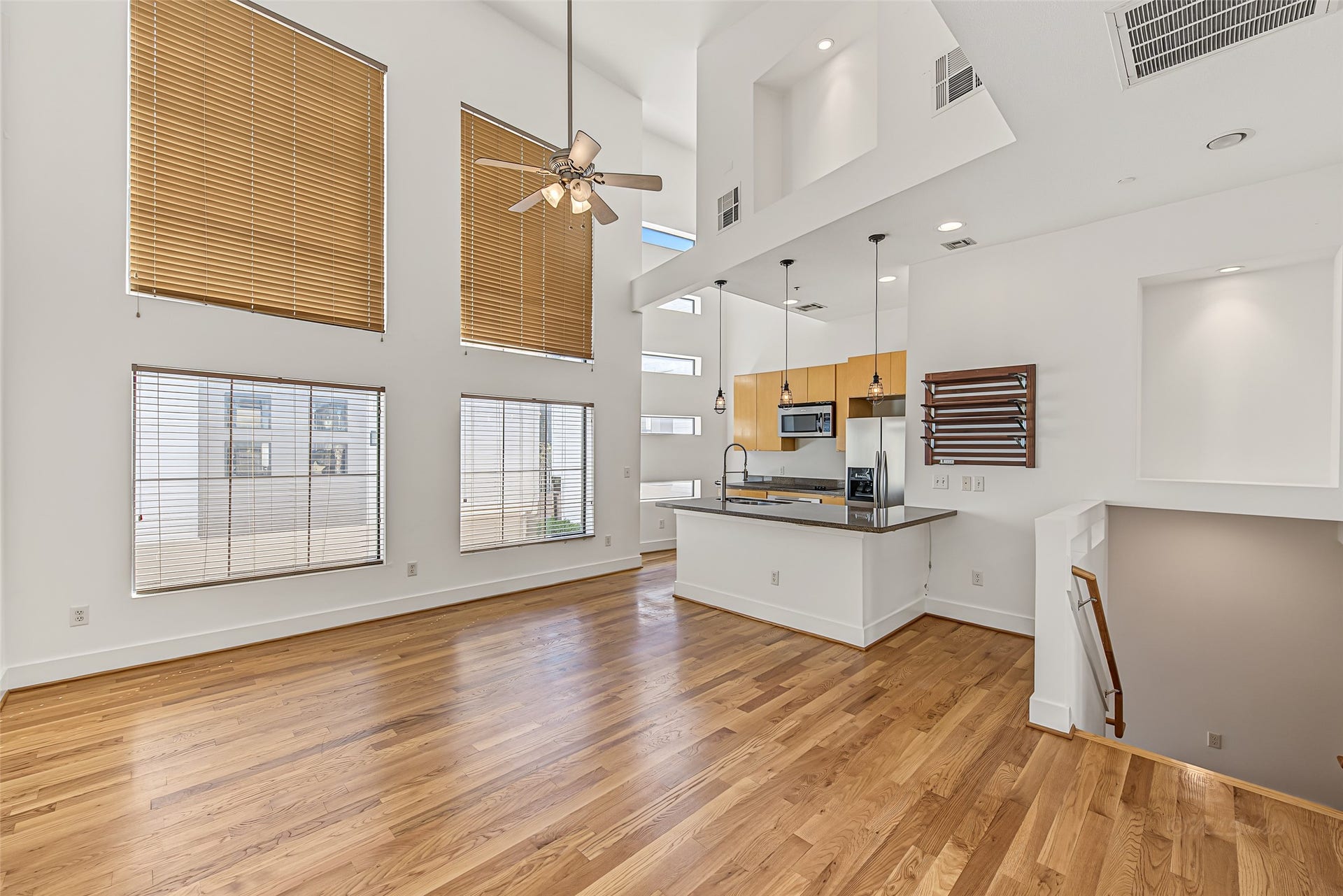 1555 Birdsall Street, #A, Houston, TX 77007 Complete with rich hardwood flooring, a ceiling fan, and open integration to the kitchen area, this bright and dramatic room is built for effortless entertaining and everyday comfort.
