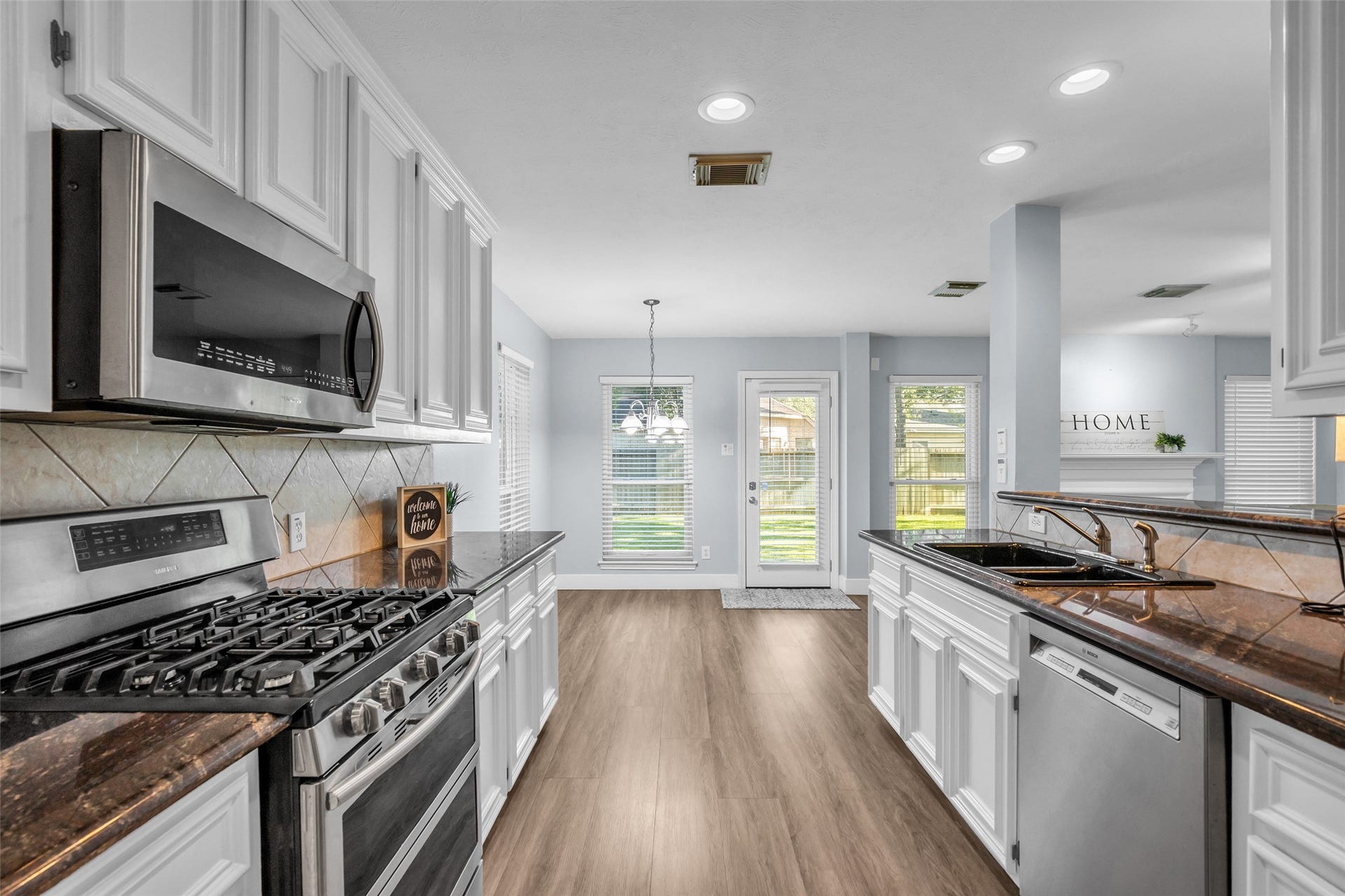 12722 Wolf Creek Court, Humble, TX 77346 Gas range