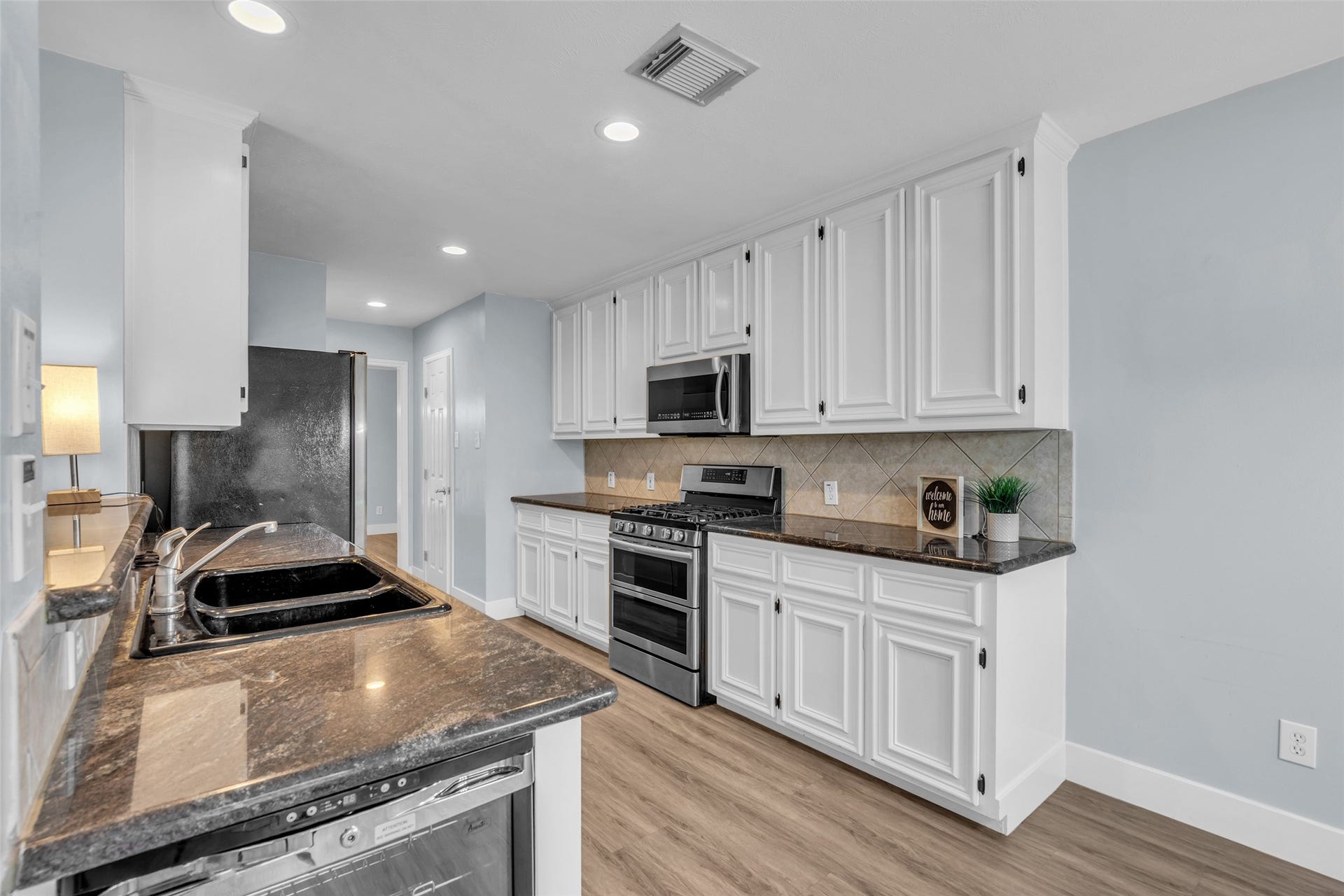 12722 Wolf Creek Court, Humble, TX 77346 Large kitchen, wine refrigerator