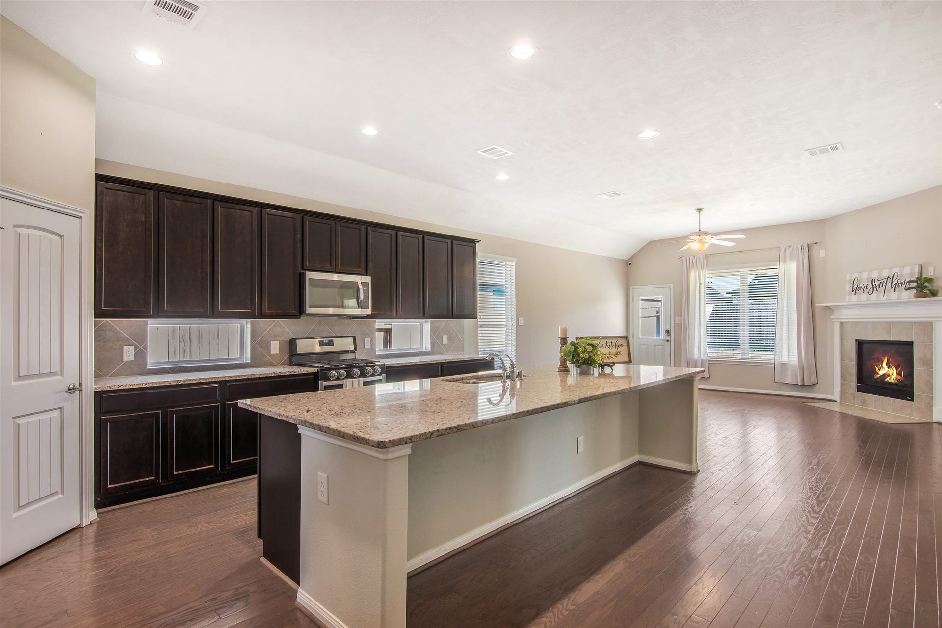 21670 Chokecherry Avenue, Porter, TX 77365 21670 Chokecherry Avenue, Porter, TX 77365