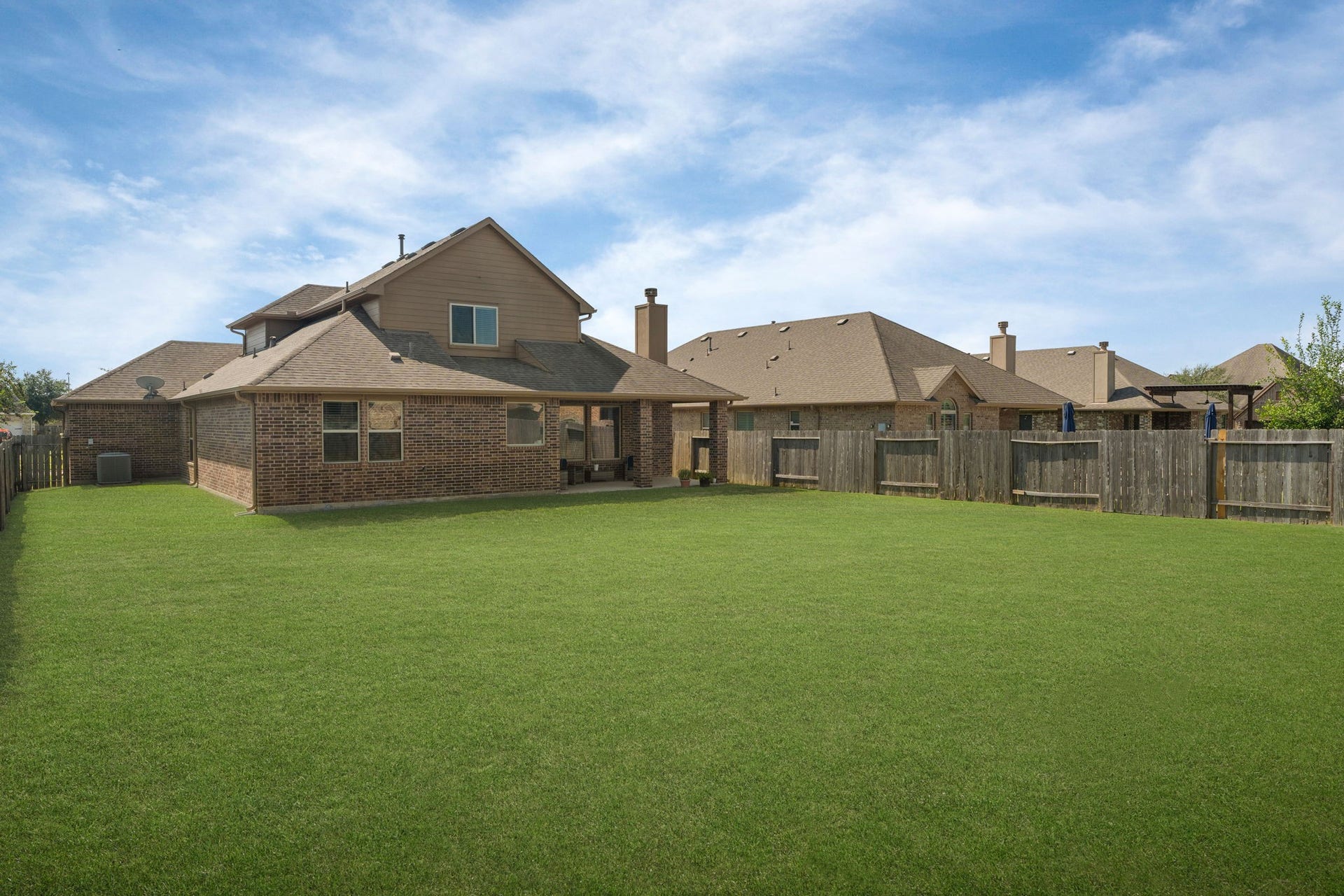 23418 Tirino Shores Drive, Katy, TX 77493 The massive lot with expansive backyard to add value.