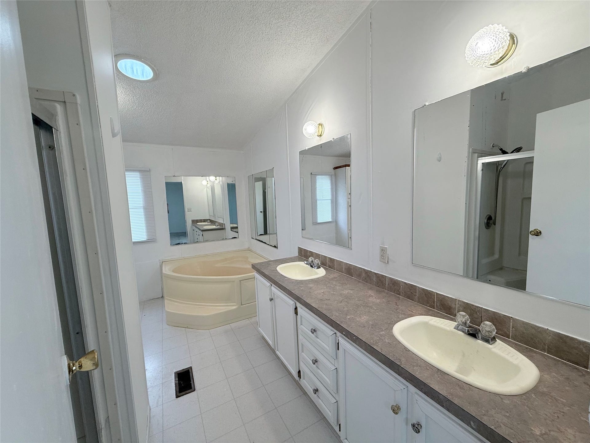 13416 Commander Circle, Willis, TX 77318 EN SUITE BATHROOM